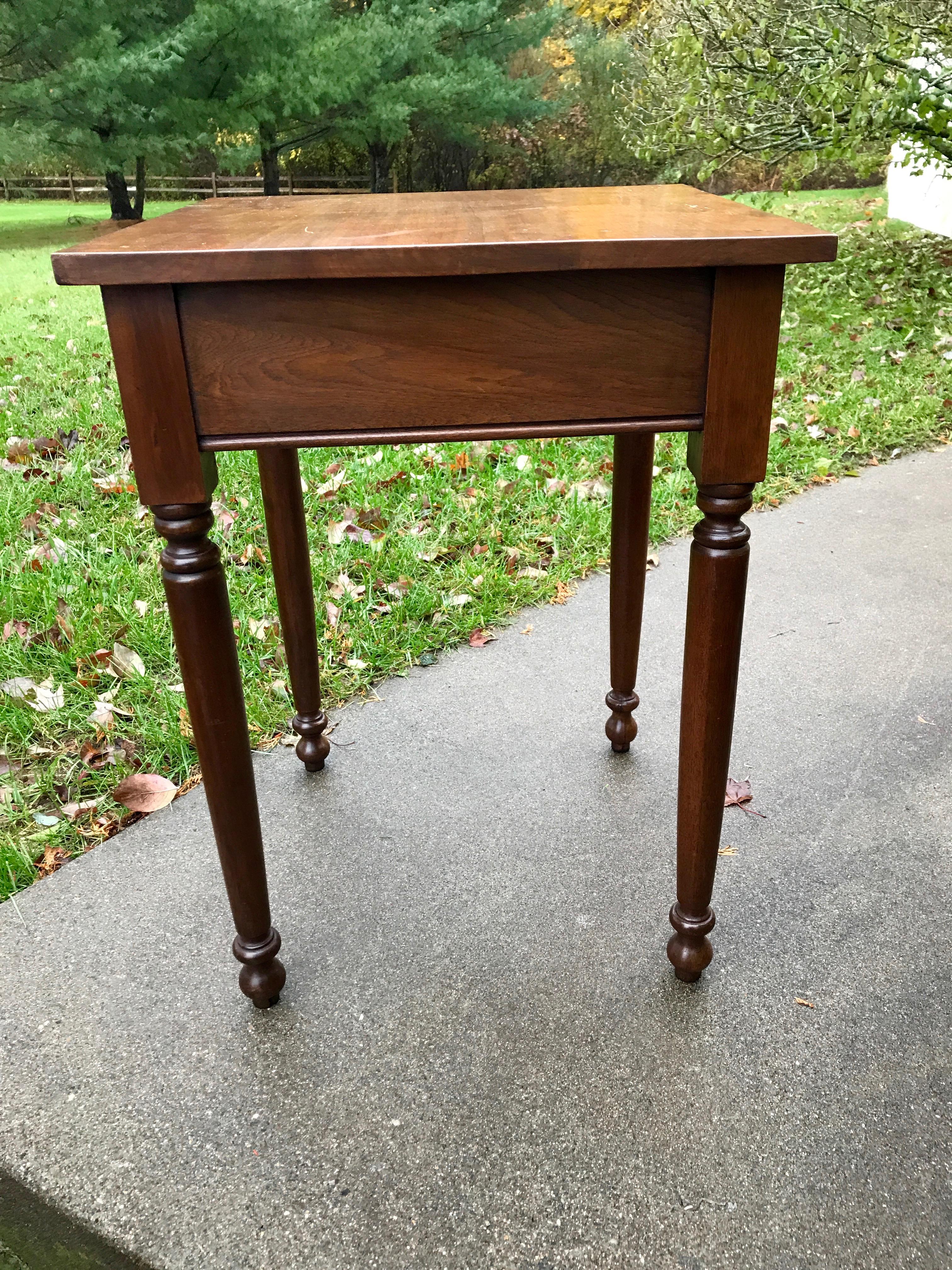 Early 19th Century American Sheraton One Drawer Stand in Walnut, circa 1820 Concord, Ma 