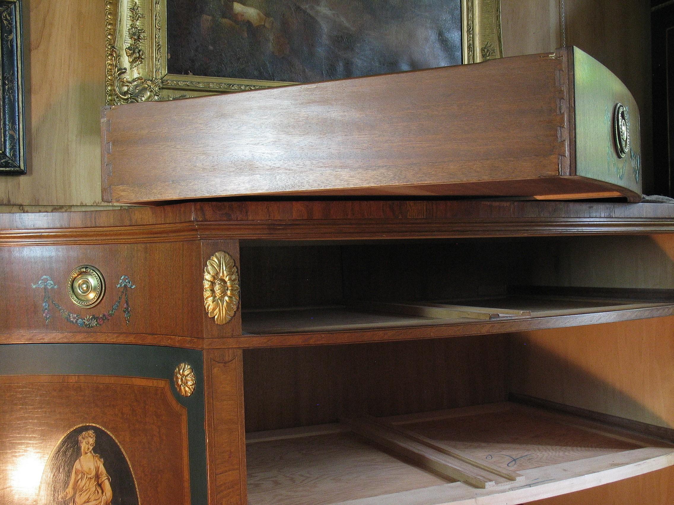 Cabinet à serpentine en noyer peint et à bandes croisées de style Sheraton Revival américain en vente 4