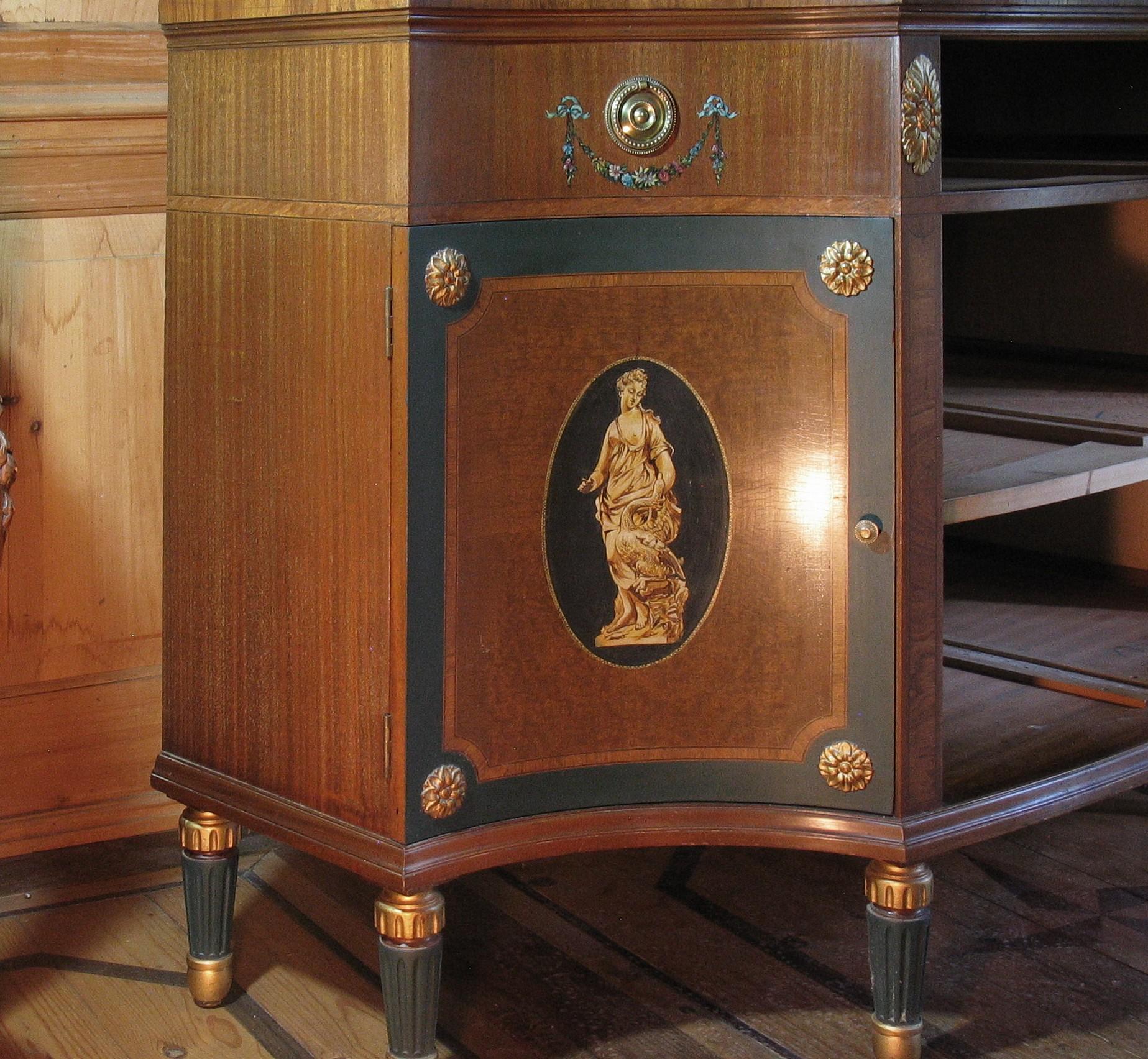 20ième siècle Cabinet à serpentine en noyer peint et à bandes croisées de style Sheraton Revival américain en vente