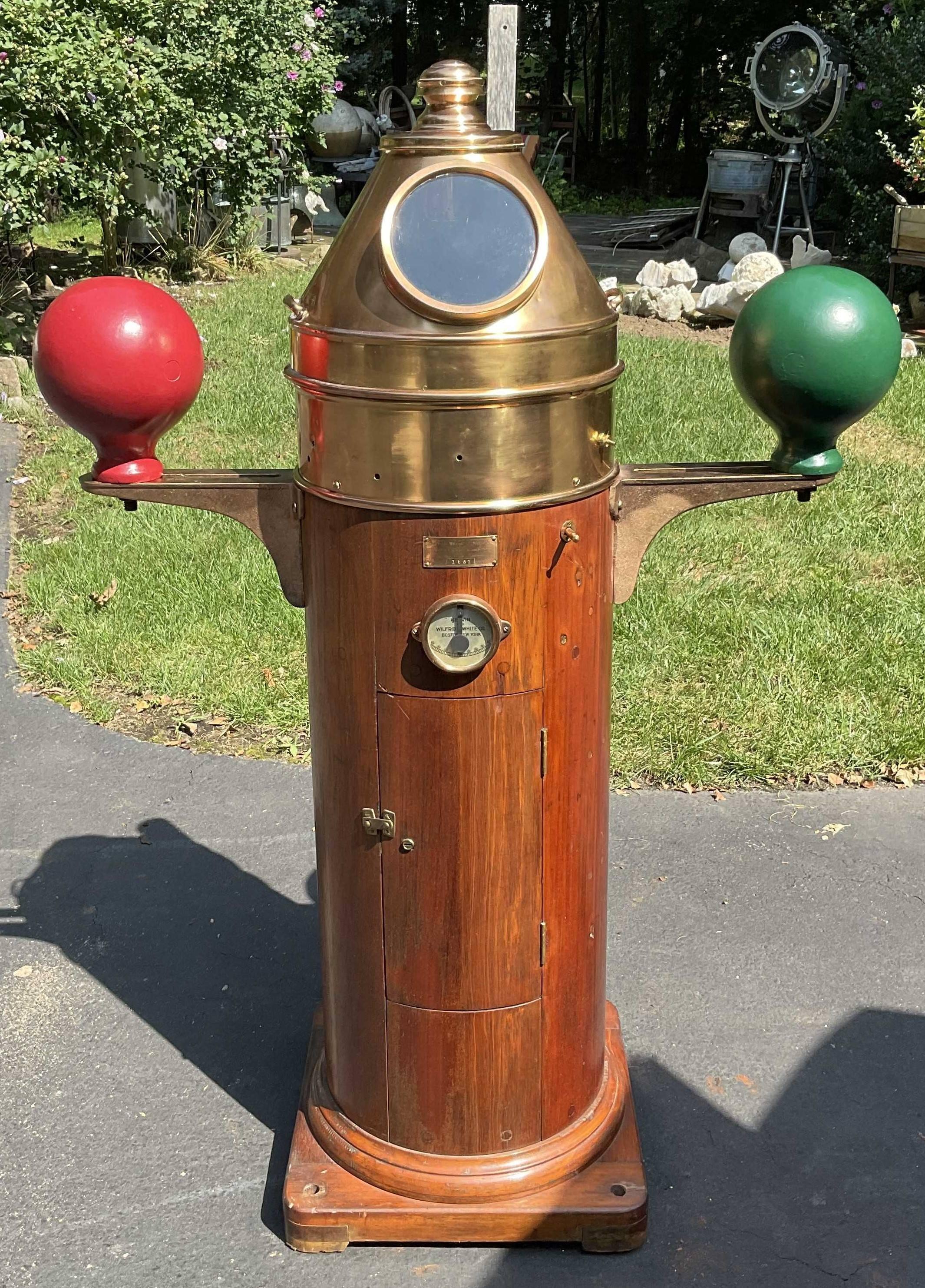 Compas de bord avec base en teck, capot en laiton, boussole, clinomètre et tube à cartes. La boussole est gravée U.S. Navy Bureau of Ships, the Lionel Corporation, 1941. 53x33x19 H-L-Deep