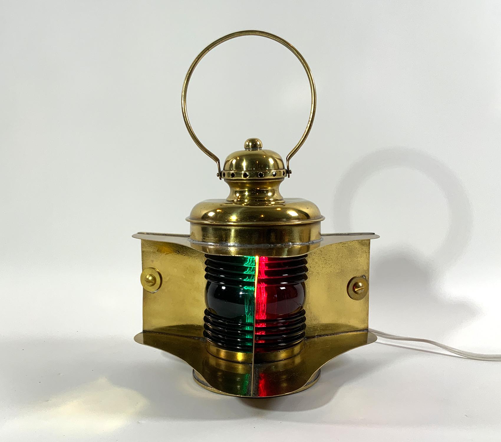 Lanterne per barche a babordo e tribordo in ottone massiccio della Perkins Marine Lamp Corporation di Brooklyn, New York. Con grande copertura a palette. Lenti di vetro Fresnel. Parte superiore ventilata e grande anello per il trasporto del cerchio.
