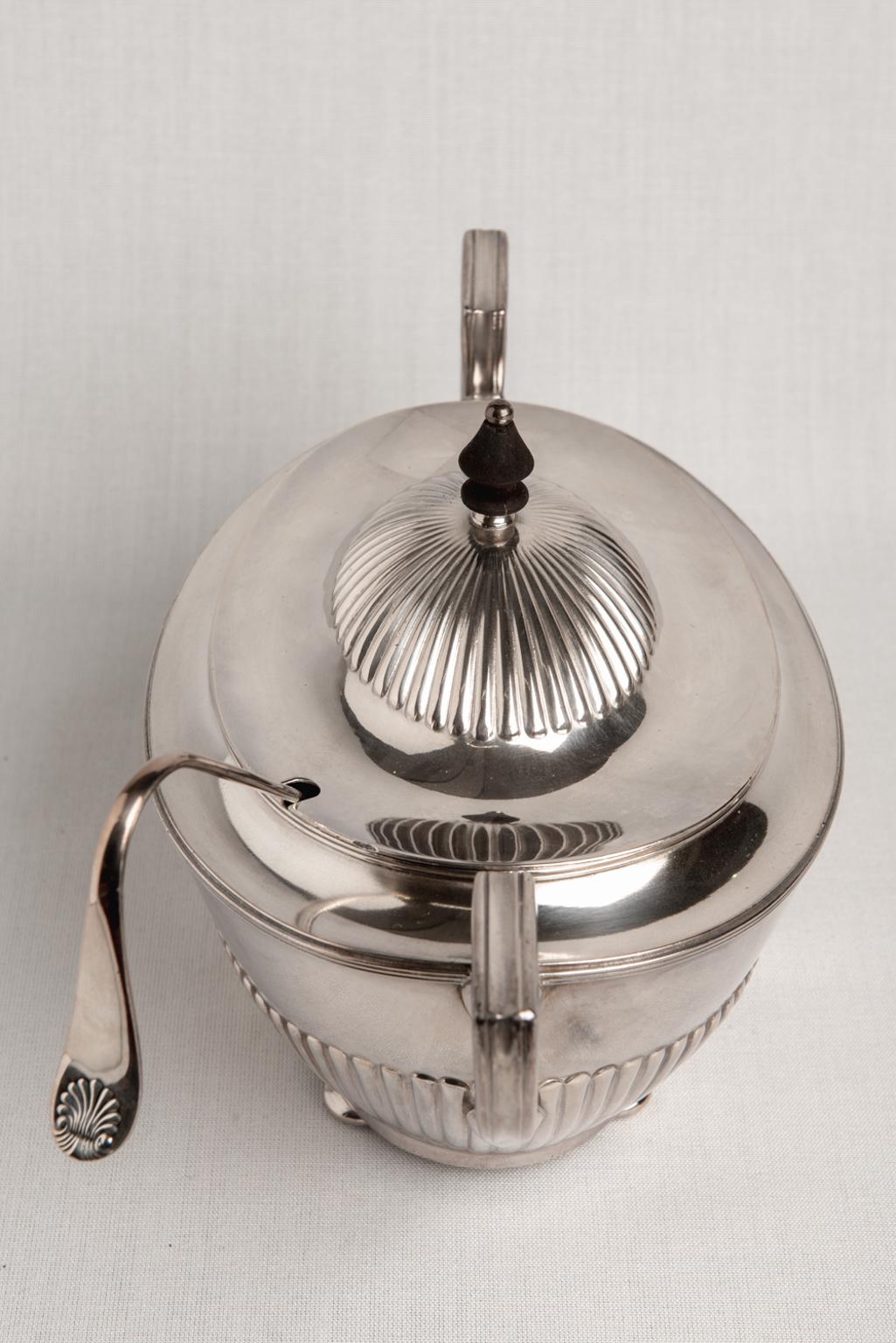 American Silver Plate Tureen with Ladle In Good Condition For Sale In Alessandria, Piemonte