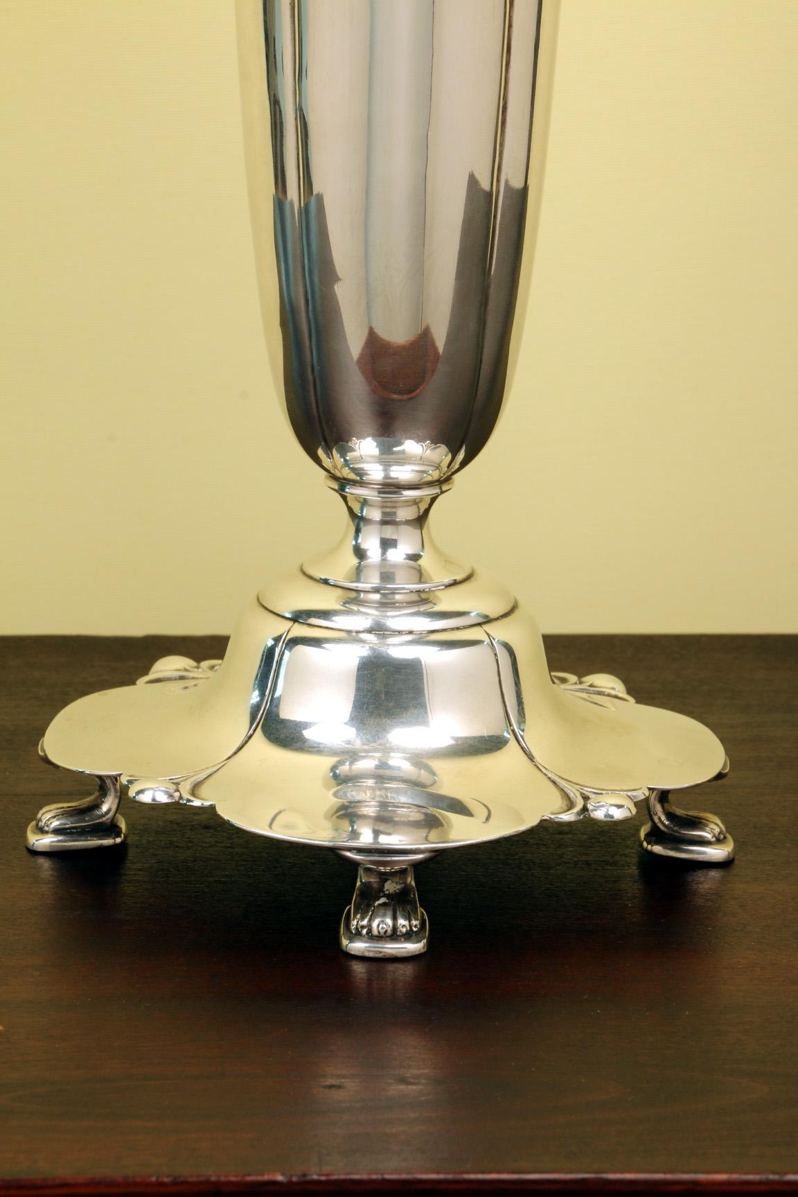 Amerikanische Silbervase „Lotus“-Muster von Percy Bertram Ball für Watson Silver im Angebot 3