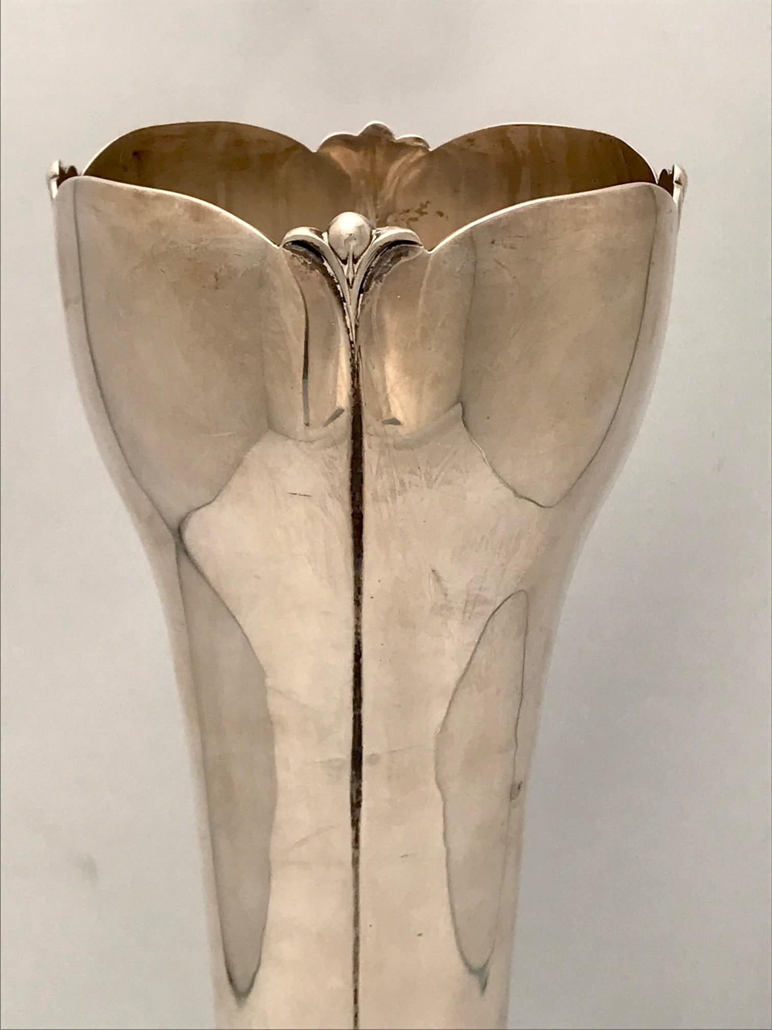 Amerikanische Silbervase „Lotus“-Muster von Percy Bertram Ball für Watson Silver (Art nouveau) im Angebot