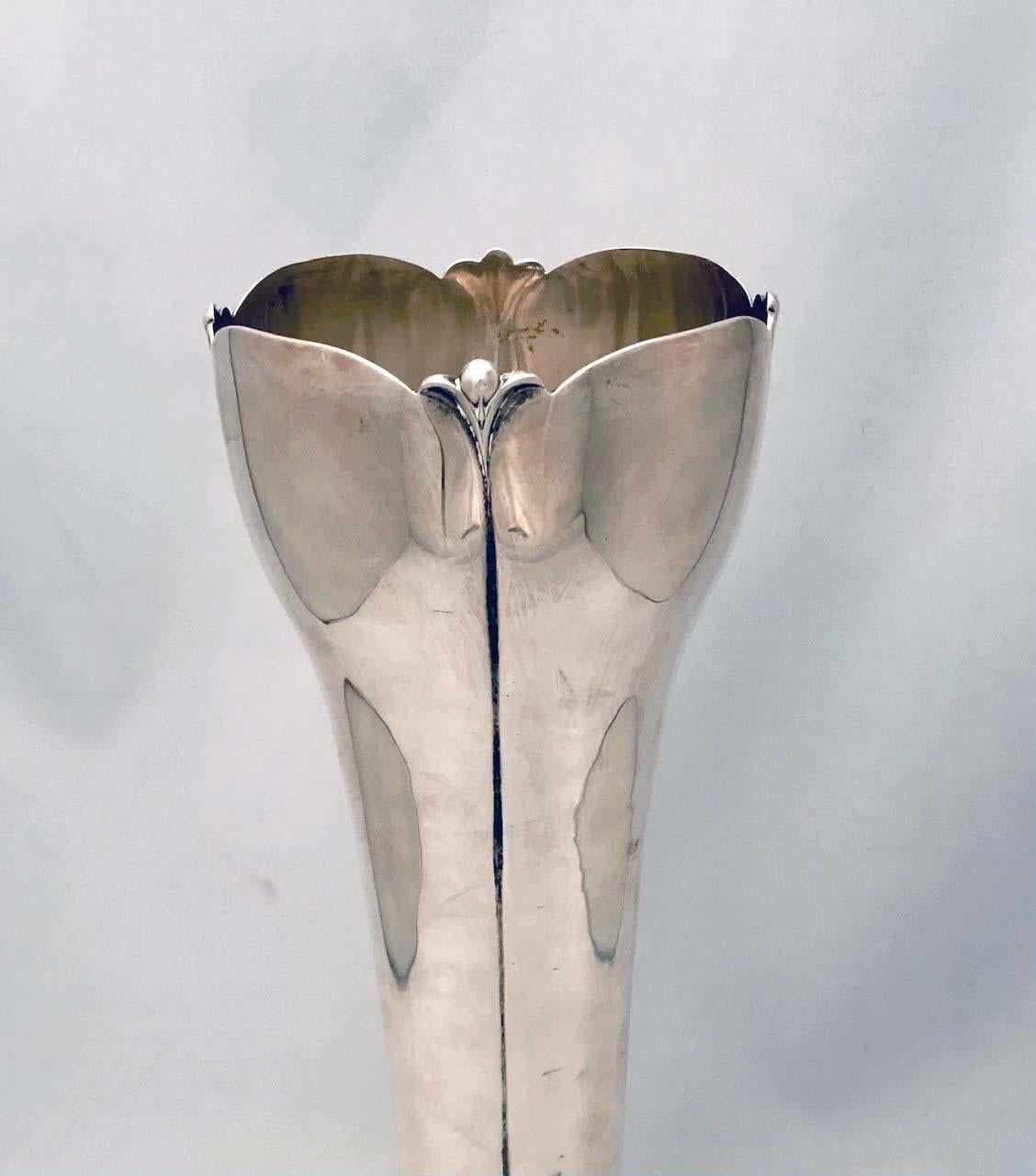 Amerikanische Silbervase „Lotus“-Muster von Percy Bertram Ball für Watson Silver (Handgefertigt) im Angebot