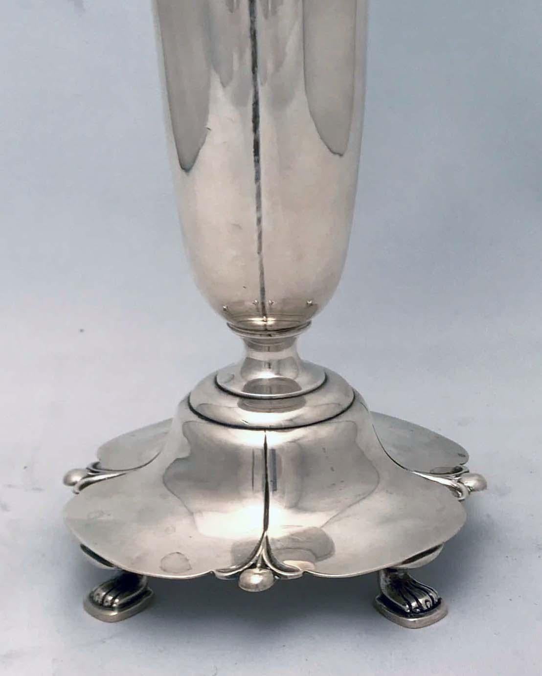Amerikanische Silbervase „Lotus“-Muster von Percy Bertram Ball für Watson Silver im Zustand „Gut“ im Angebot in Montreal, QC