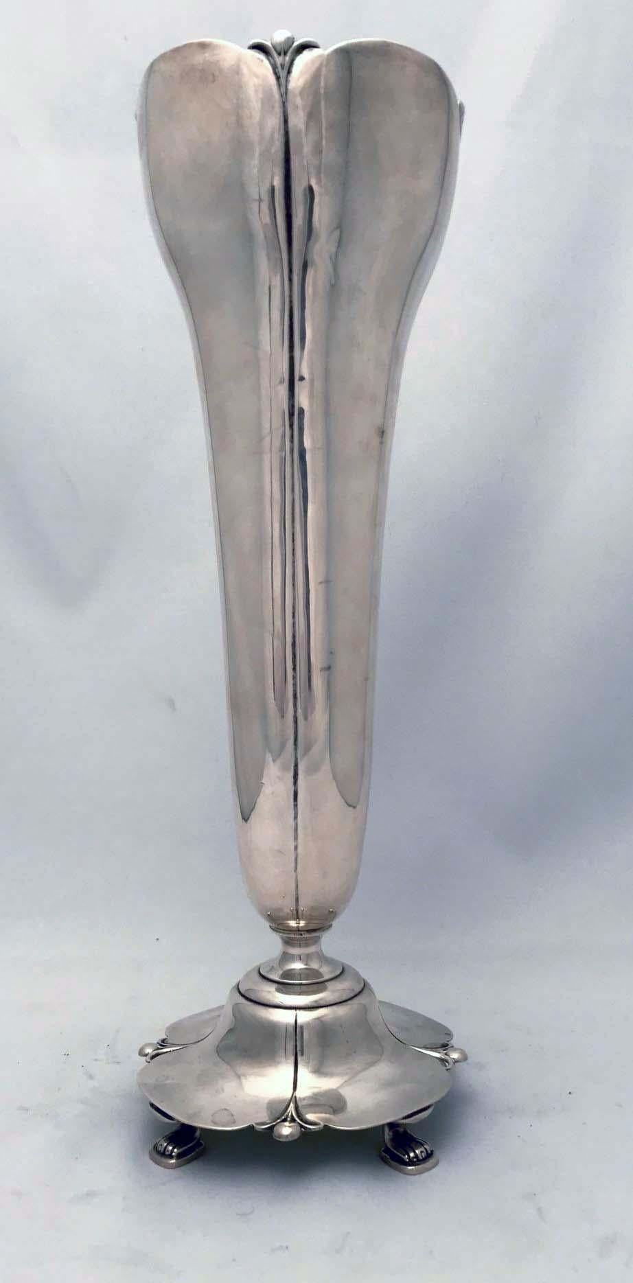 Amerikanische Silbervase „Lotus“-Muster von Percy Bertram Ball für Watson Silver (Mitte des 20. Jahrhunderts) im Angebot