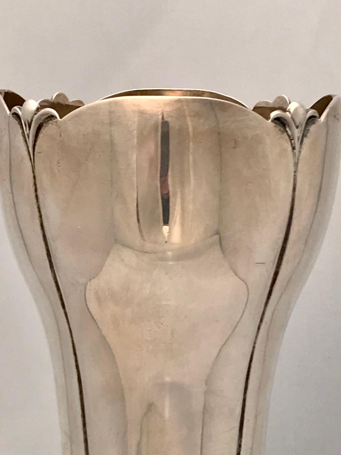 Jarrón de plata americano con motivo 