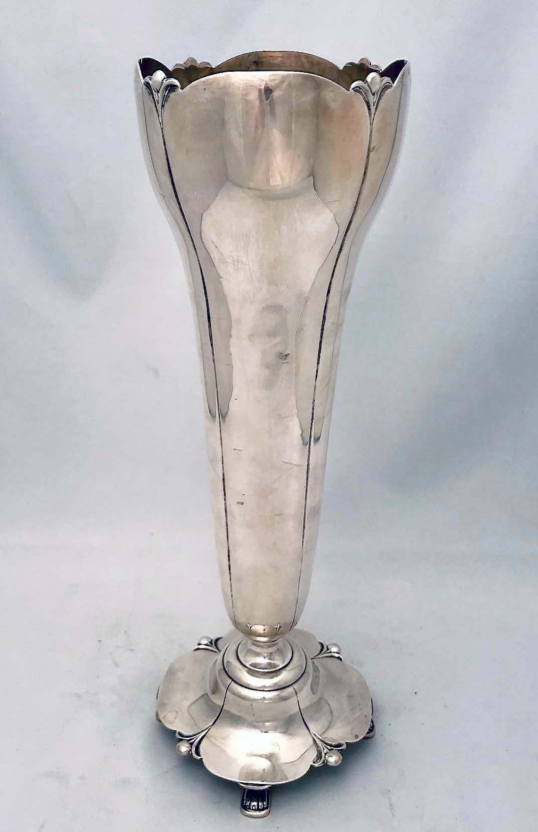 Amerikanische Silbervase „Lotus“-Muster von Percy Bertram Ball für Watson Silver im Angebot 1