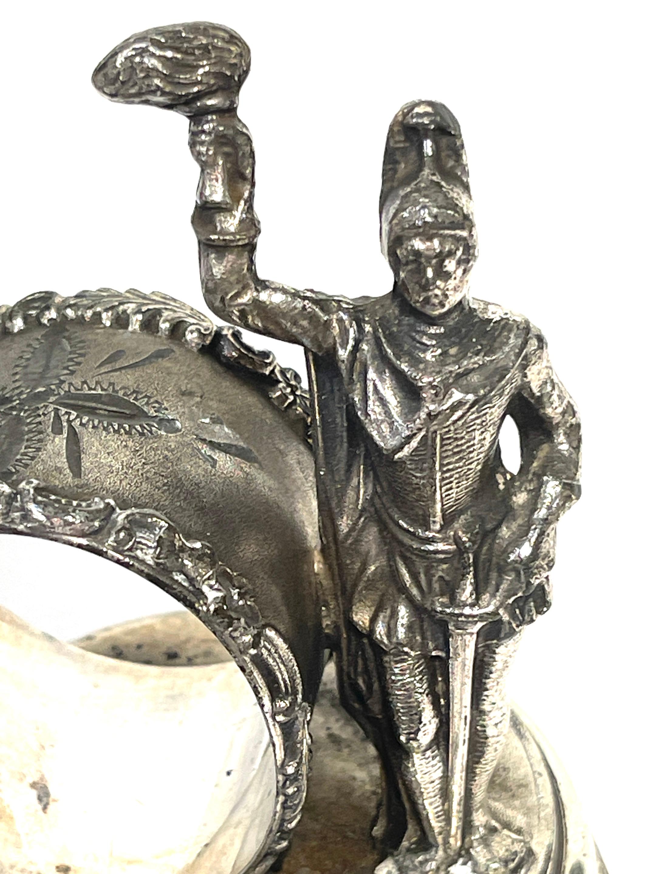 Apogée victorien Bague de serviette figurative américaine en métal argenté représentant un chevalier avec une épée et une torche  en vente