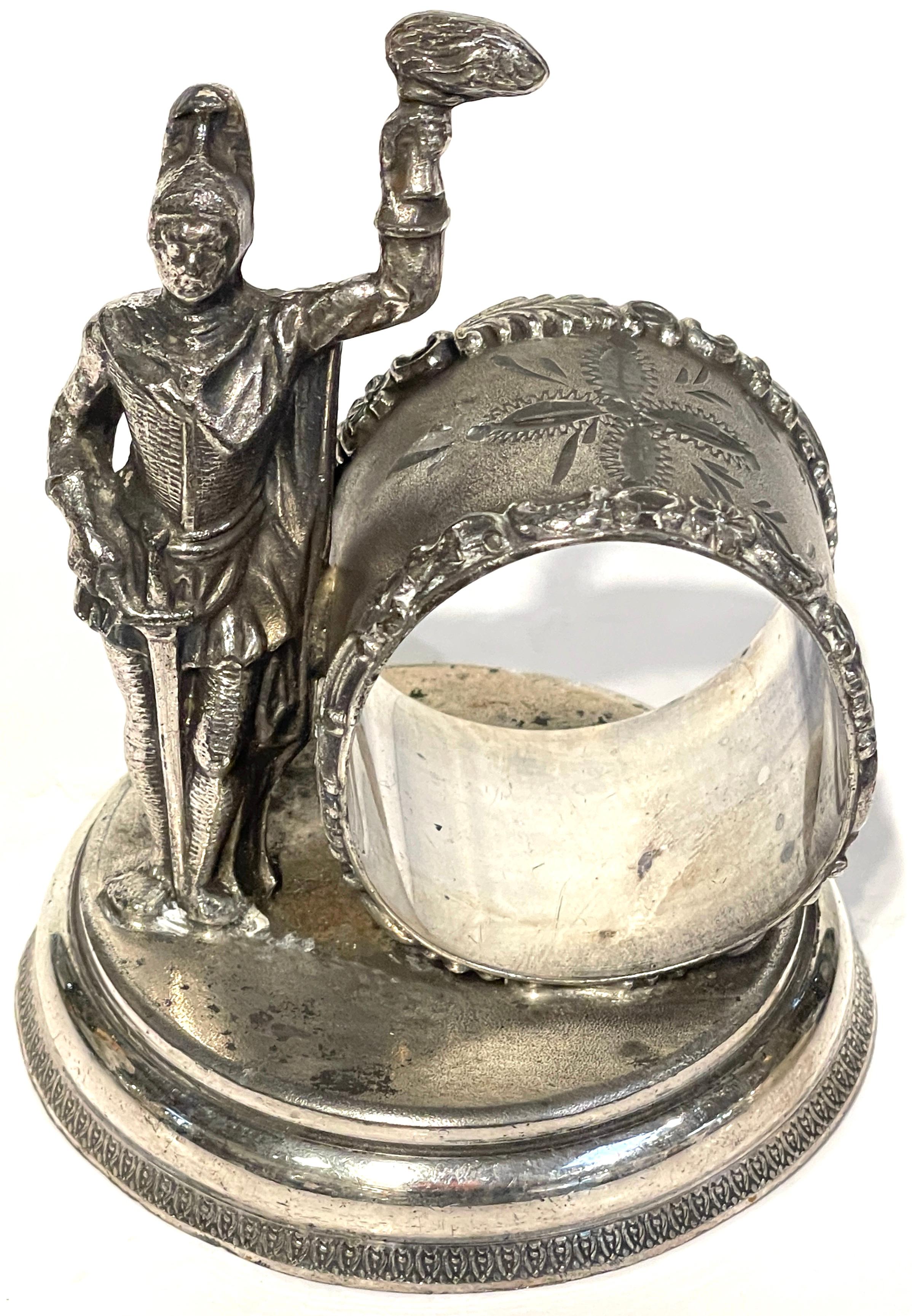 Américain Bague de serviette figurative américaine en métal argenté représentant un chevalier avec une épée et une torche  en vente