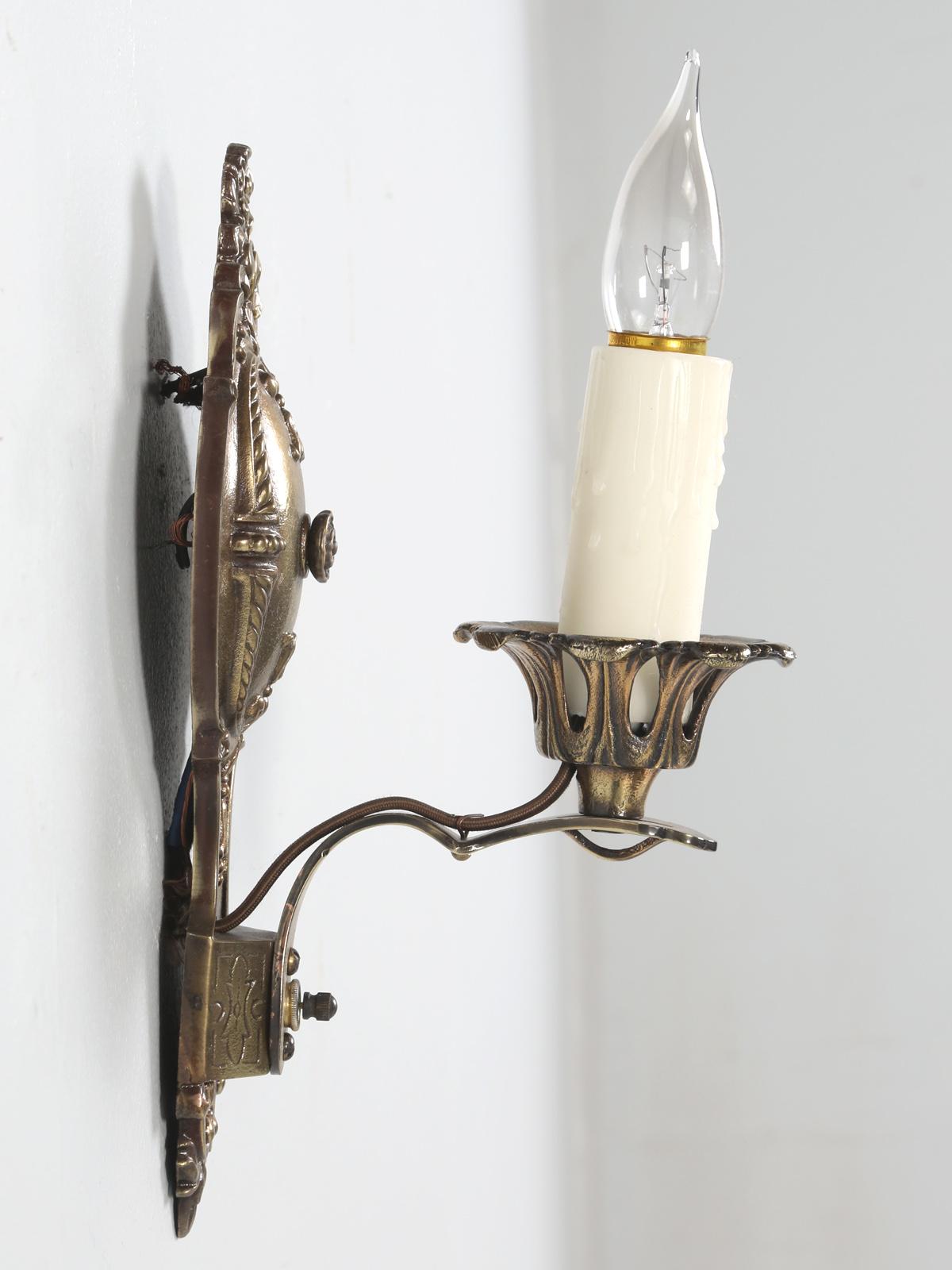 American Single Brass Sconce In Good Condition For Sale In Chicago, IL