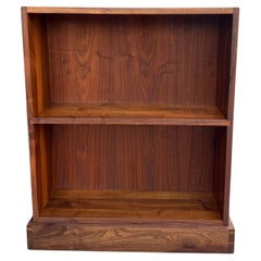 Libreria versatile in noce massiccio americano degli anni '70 stile Nakashima con incastri a coda di rondine