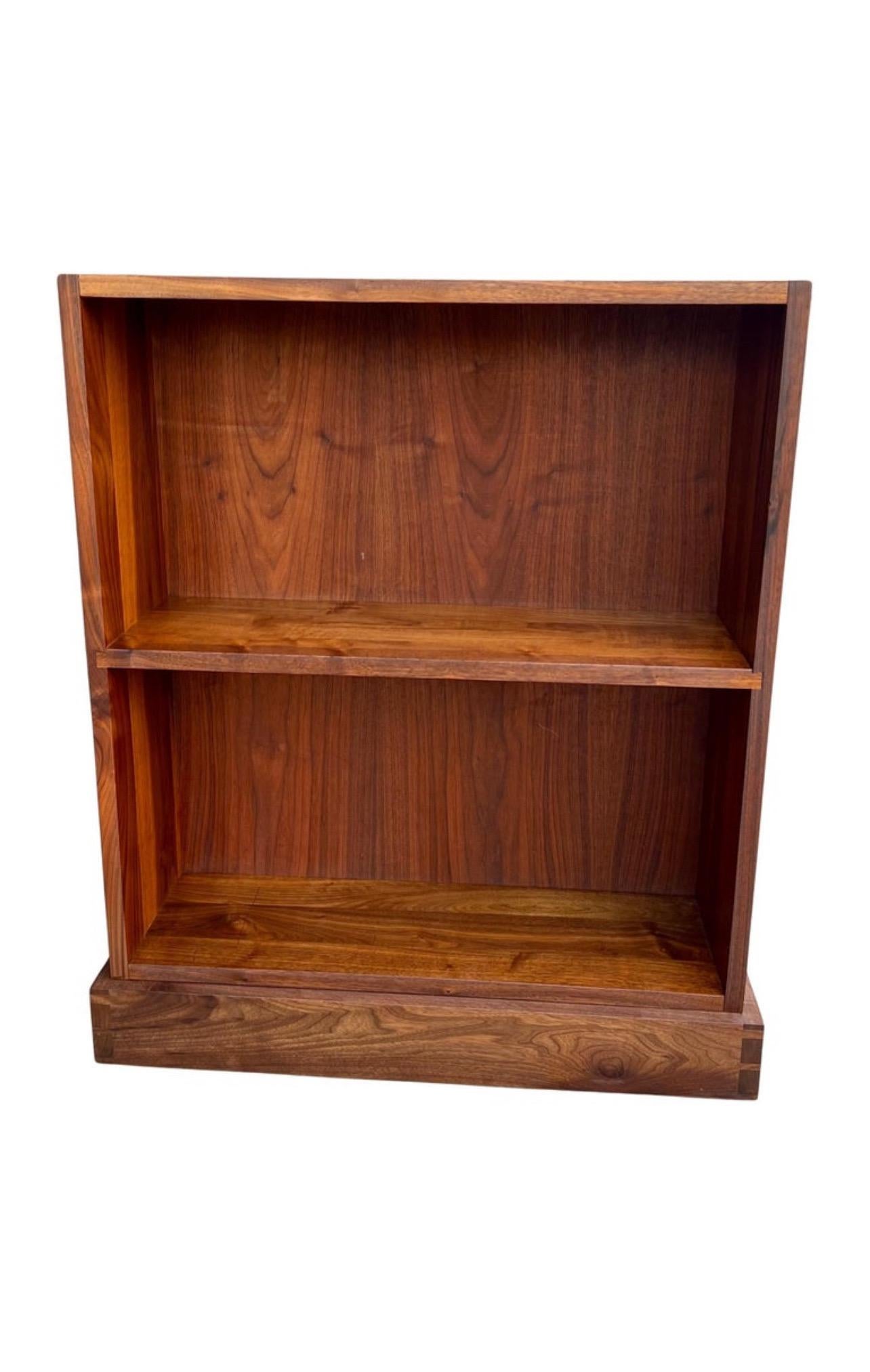 Libreria versatile in noce massiccio americano degli anni '70 stile Nakashima con incastri a coda di rondine in vendita 1