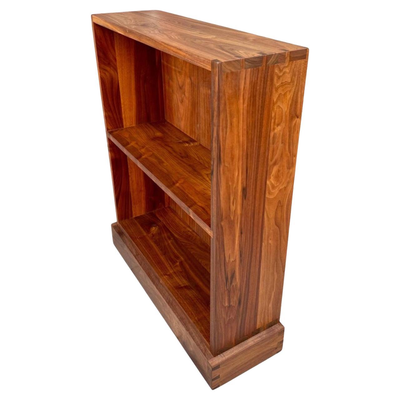 Libreria versatile in noce massiccio americano degli anni '70 stile Nakashima con incastri a coda di rondine in vendita