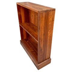 Libreria versatile in noce massiccio americano degli anni '70 stile Nakashima con incastri a coda di rondine