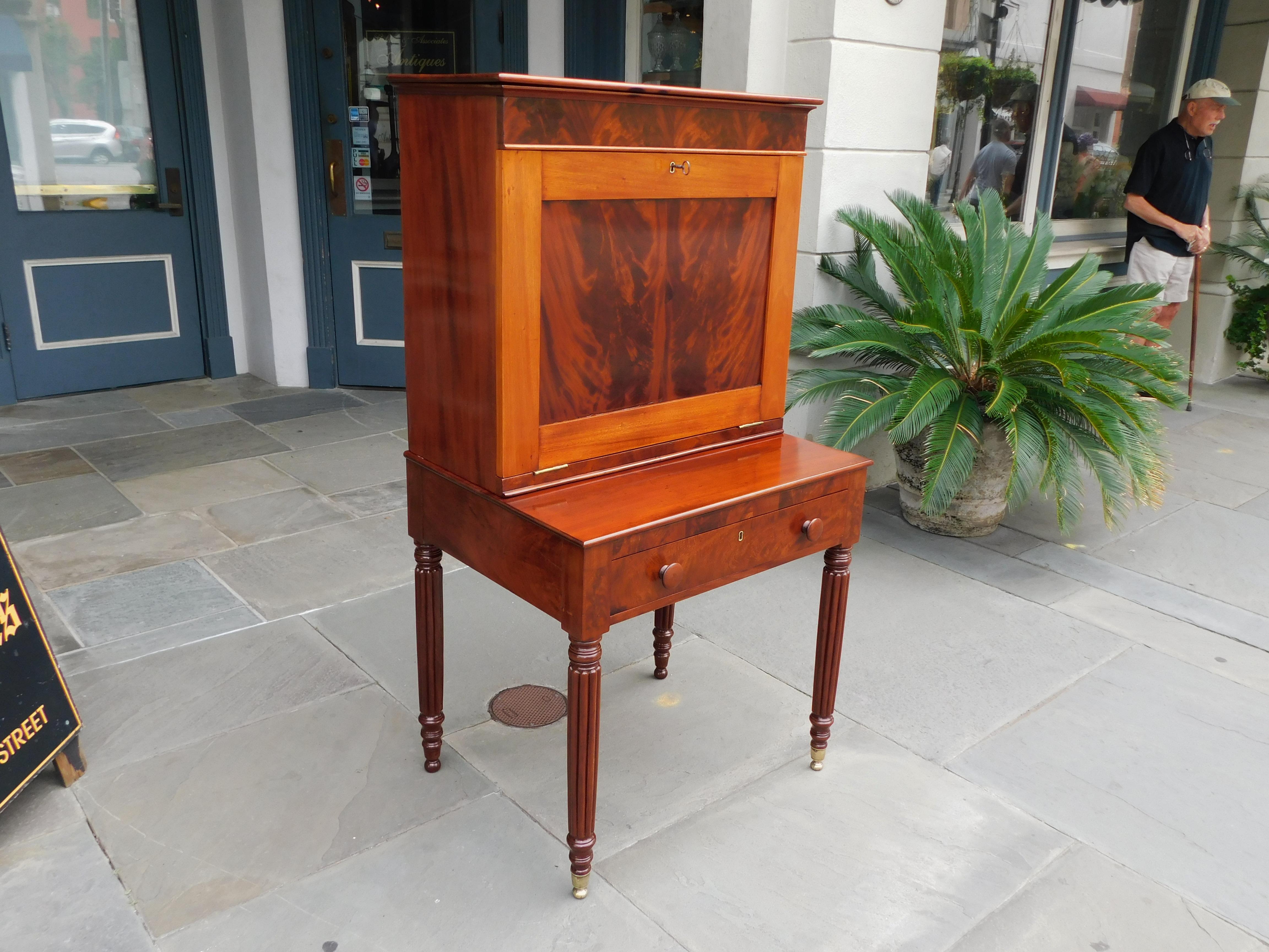 Colonial américain Bureau de plantation américain du Sud en acajou et cuir avec pieds en roseau, vers 1810 en vente