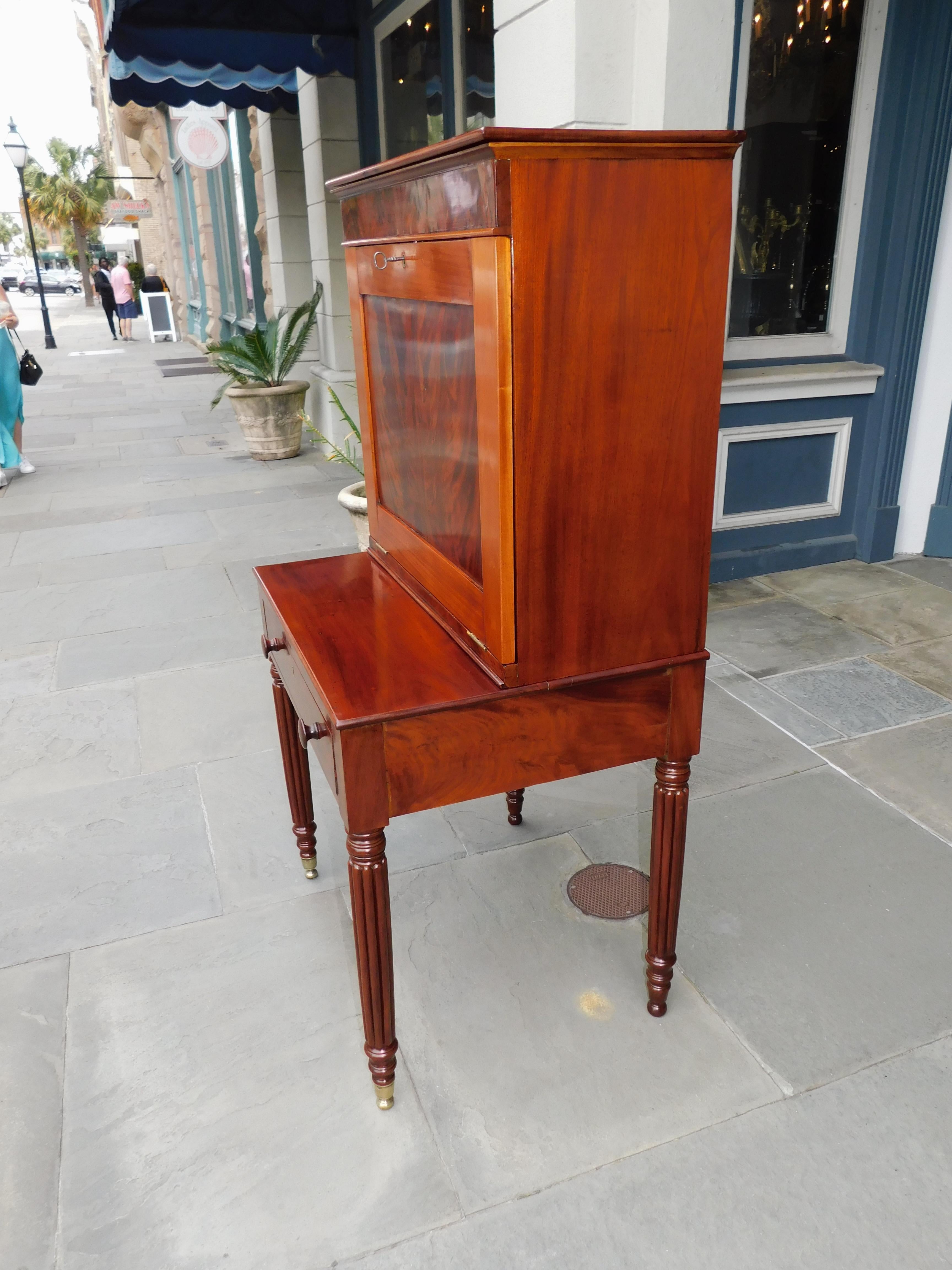 Hand-Carved American Southern Mahogany and Leather Plantation Desk with Reeded Legs, C. 1810 For Sale