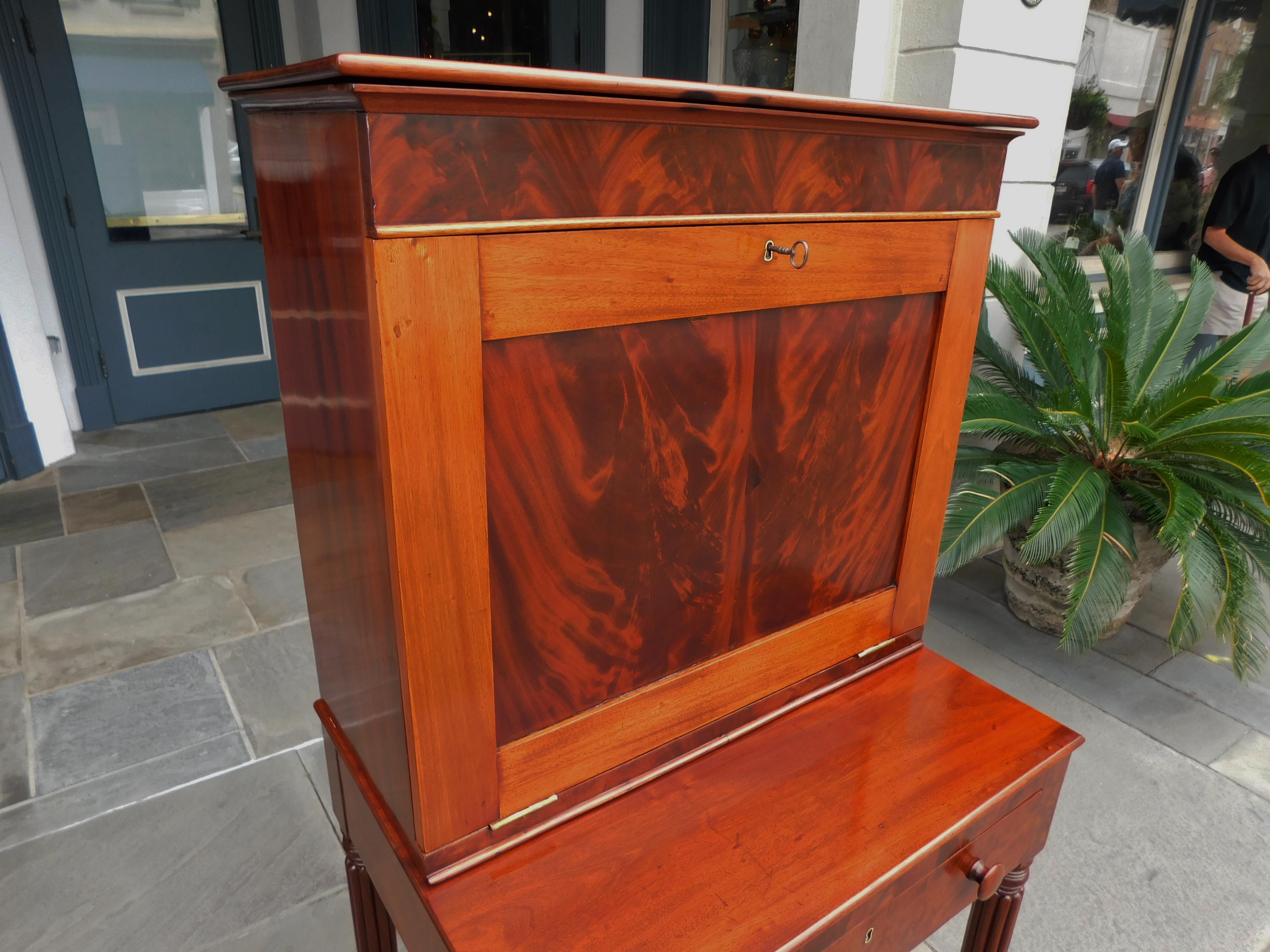 American Southern Mahogany and Leather Plantation Desk with Reeded Legs, C. 1810 In Excellent Condition For Sale In Hollywood, SC