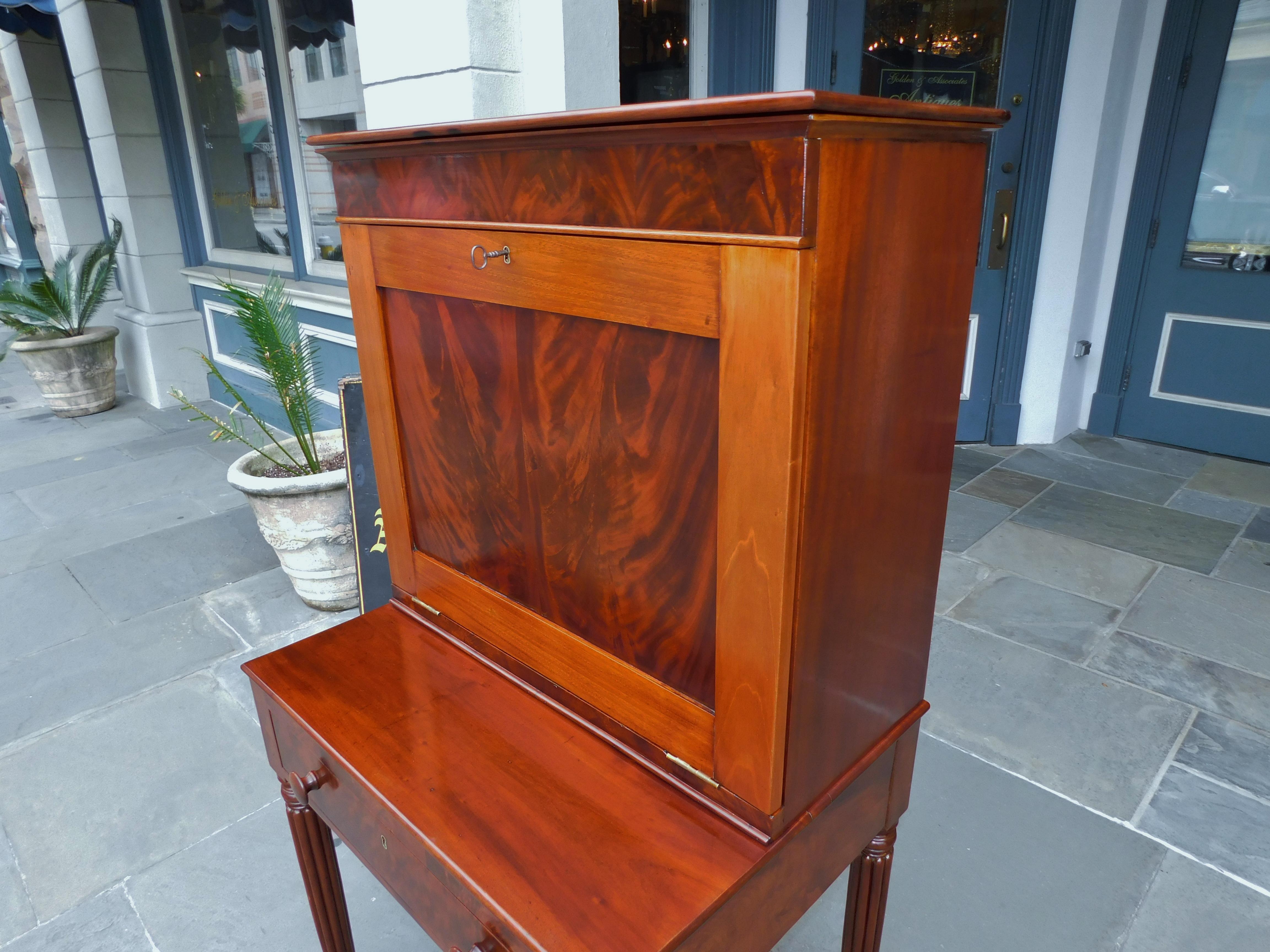 Early 19th Century American Southern Mahogany and Leather Plantation Desk with Reeded Legs, C. 1810 For Sale