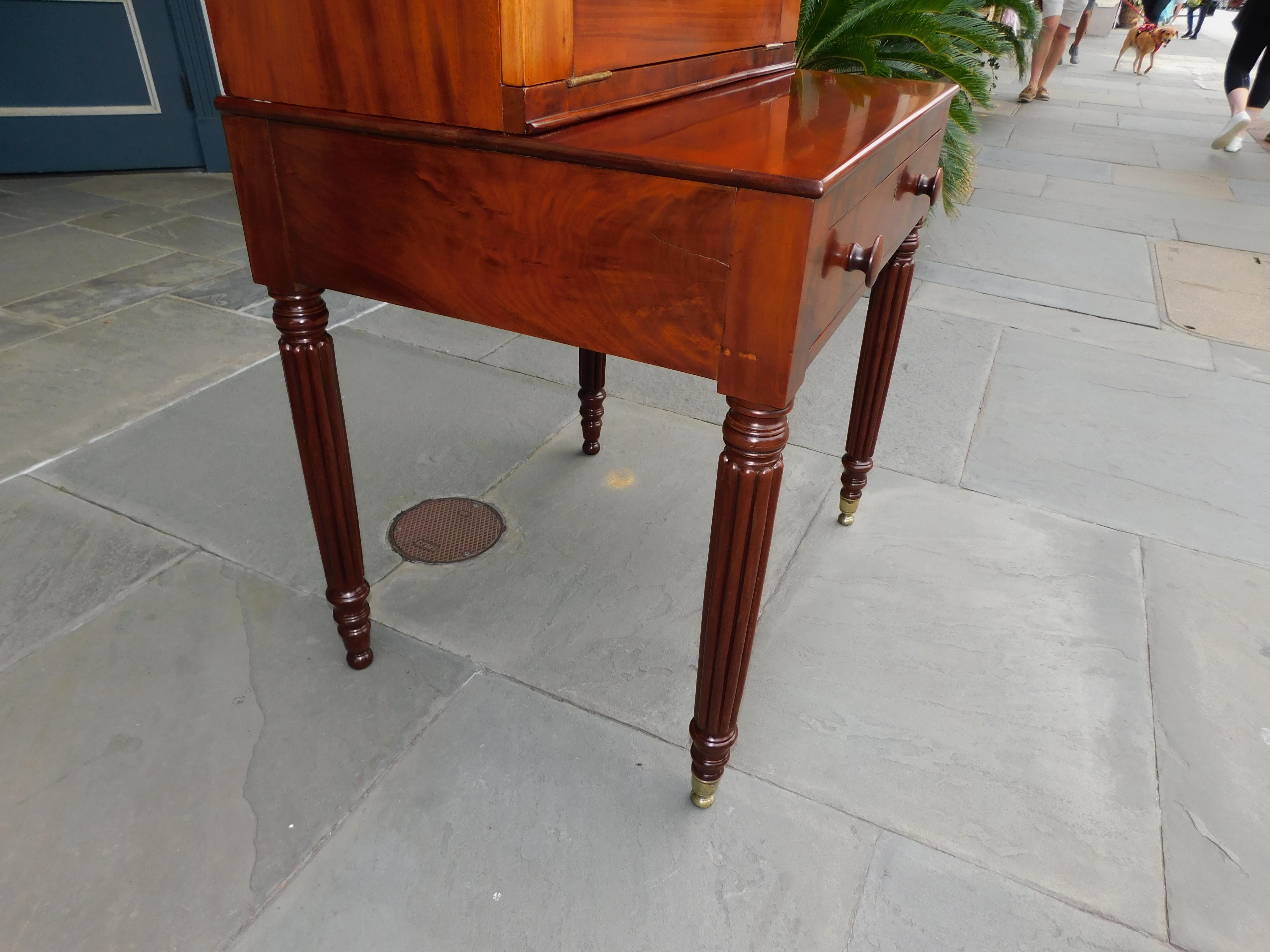 American Southern Mahogany and Leather Plantation Desk with Reeded Legs, C. 1810 For Sale 1