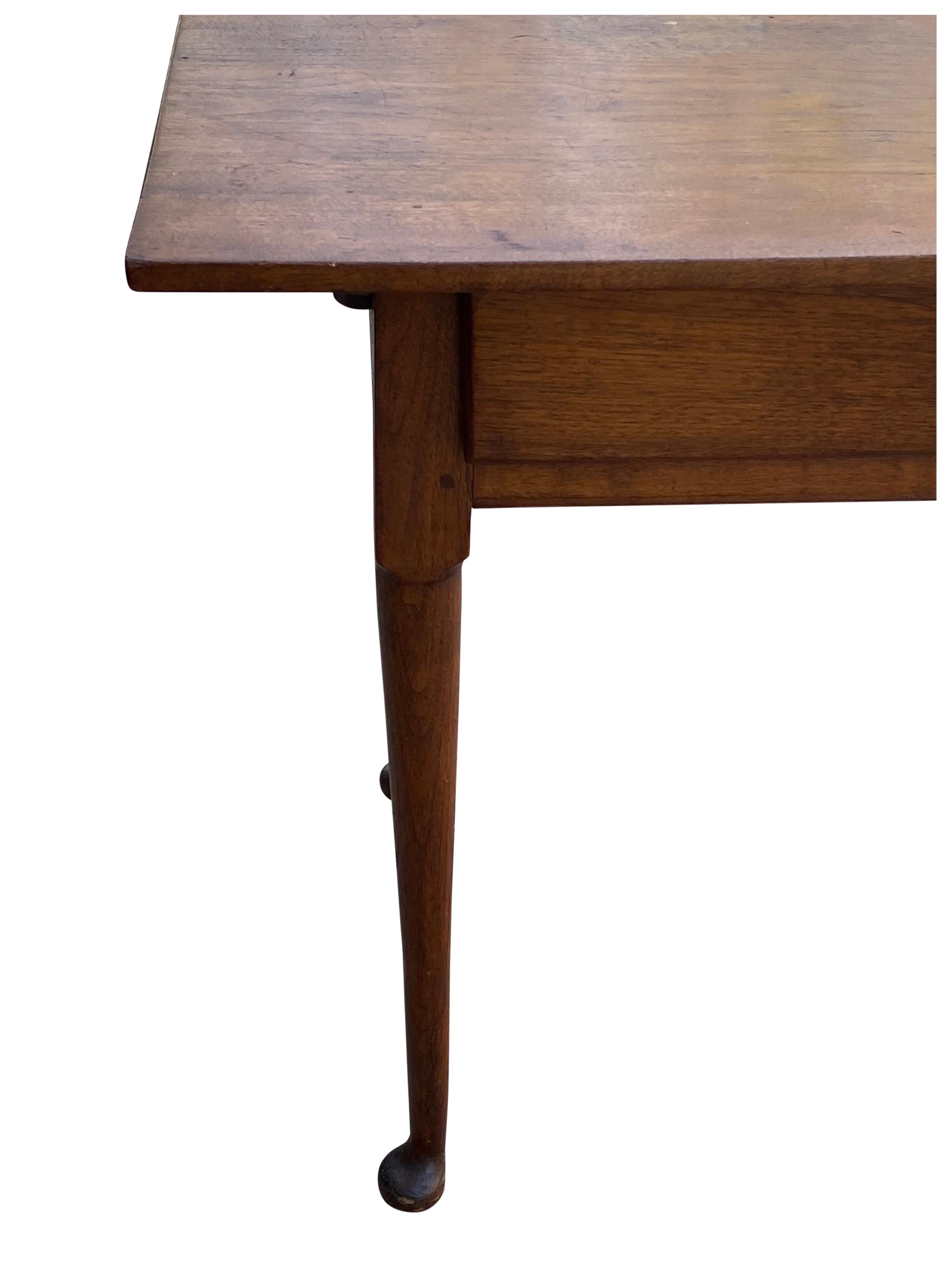 Fine American one-drawer pin top dressing table with slender Queen Anne style legs terminating in slipper feet. Circa late 18th Century. Having two board top and with cleats under the top holding the top to the base. Has a history with pioneer MESDA