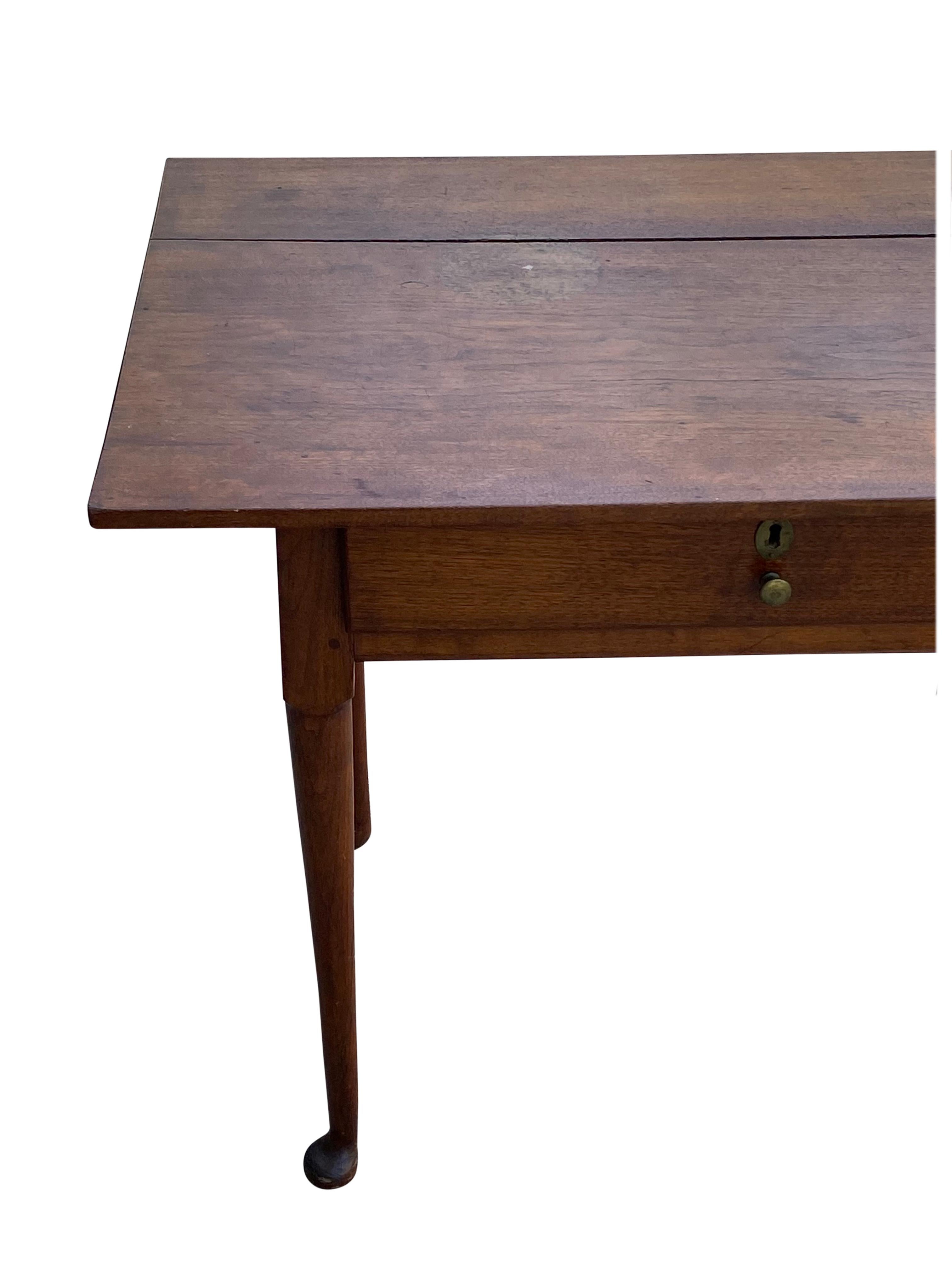 American Southern Walnut Pintop Dressing Table circa 1780 In Good Condition In Hallowell, US