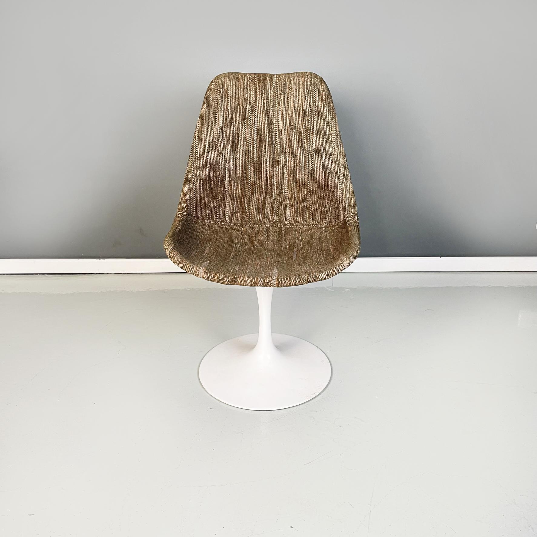 Fauteuil Tulip en tissu brun de l'ère spatiale américaine par Eero Saarinen pour Knoll, années 1970
Iconique et élégante chaise sans accoudoir Tulip avec base ronde en métal peint en blanc. L'assise et le dossier ont une structure en plastique abs