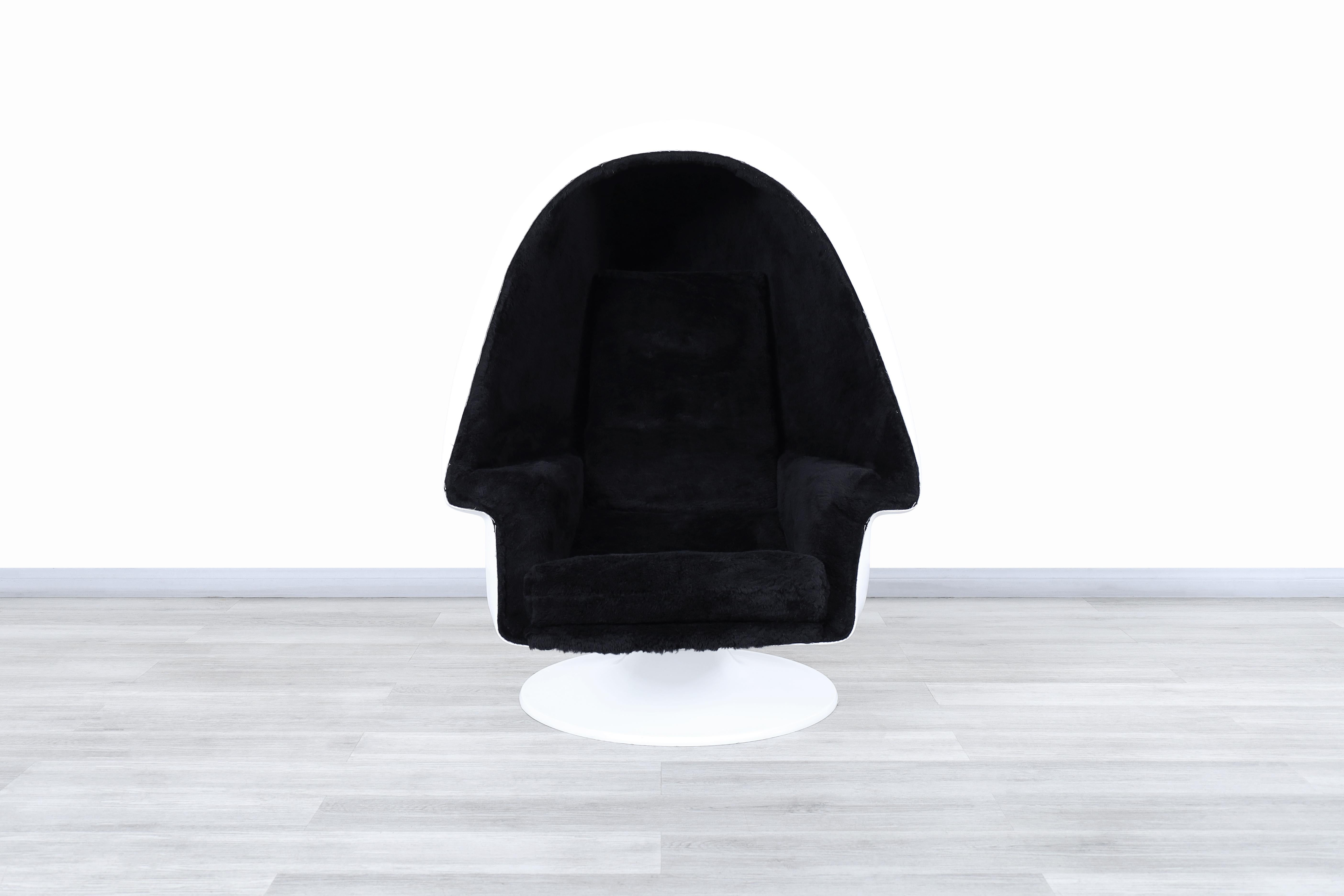 Stunning American space age fiberglass “Egg” swivel chair designed and manufactured in the United States, circa 1970s. This chair has a seductive design that draws attention to the eyes of any viewer and generates a desire to sit on it. It features