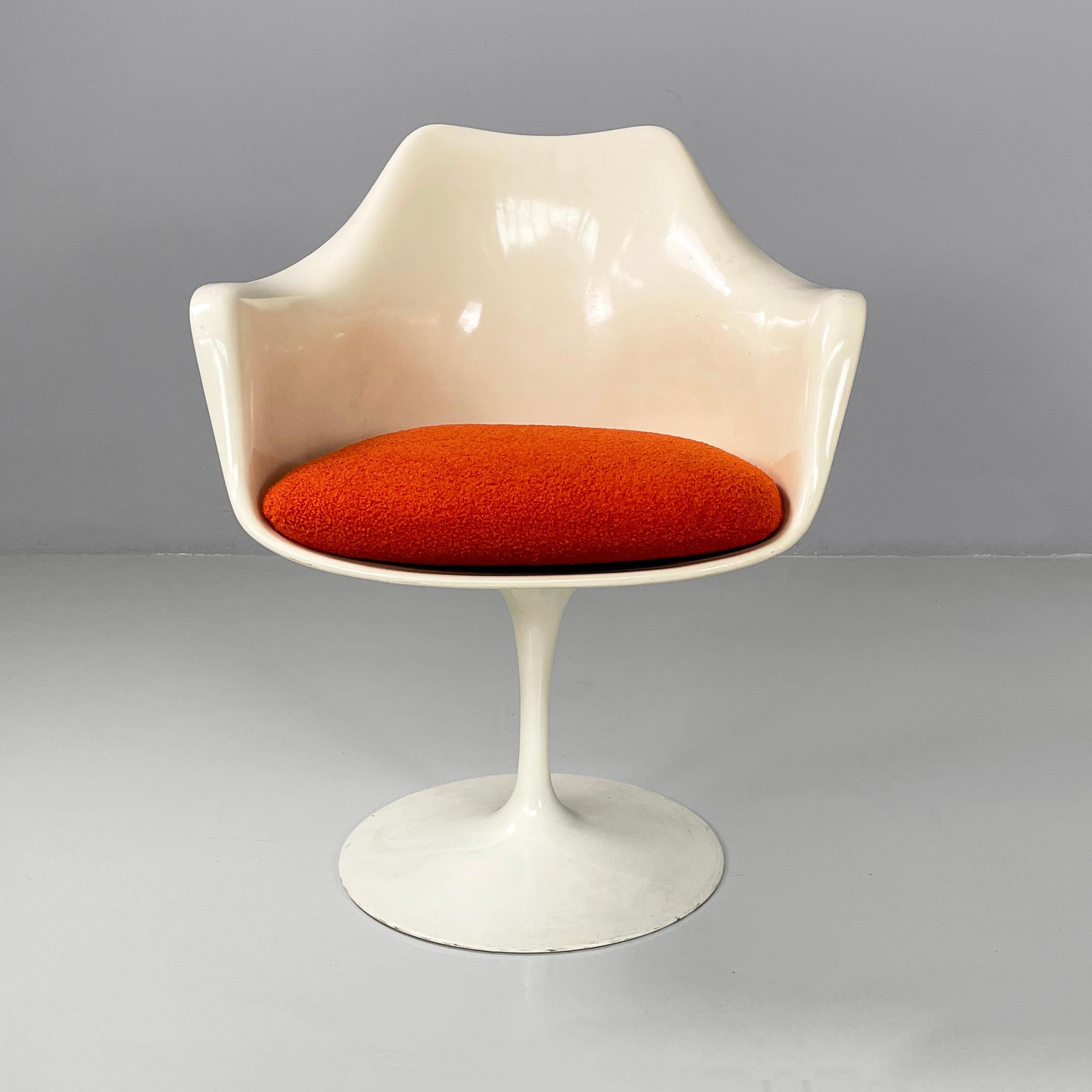 Sedia Tulip di Eero Saarinen per Knoll, anni '70, in plastica bianca e metallo.
Sedia con braccioli modello Tulip con seduta e schienale monoscocca in plastica bianca. Sulla seduta c'è un cuscino arrotondato in tessuto orsetto arancione con supporto