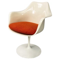 Sedia bianca Tulip di Eero Saarinen per Knoll, anni '70.