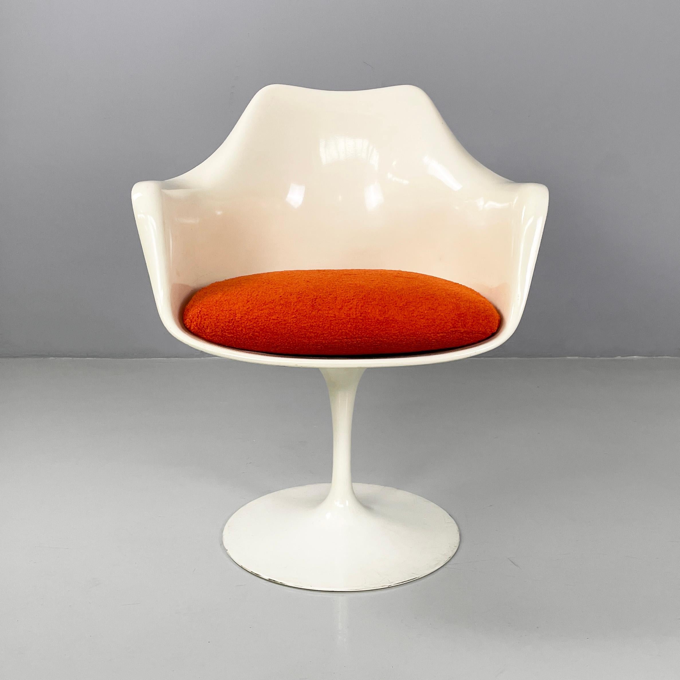 Sedie americane dell'era spaziale in plastica bianca e metallo Tulip di Eero Saarinen per Knoll, anni '70
Coppia di sedie con braccioli modello Tulip con seduta e schienale monoscocca in plastica bianca. Sulla seduta c'è un cuscino arrotondato in