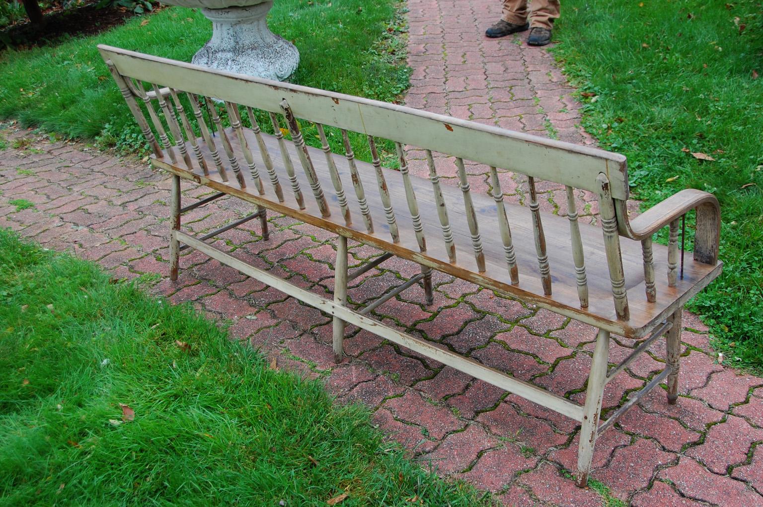 American Spindleback Mid 19th Century Bench in Original Paint In Good Condition In Wells, ME
