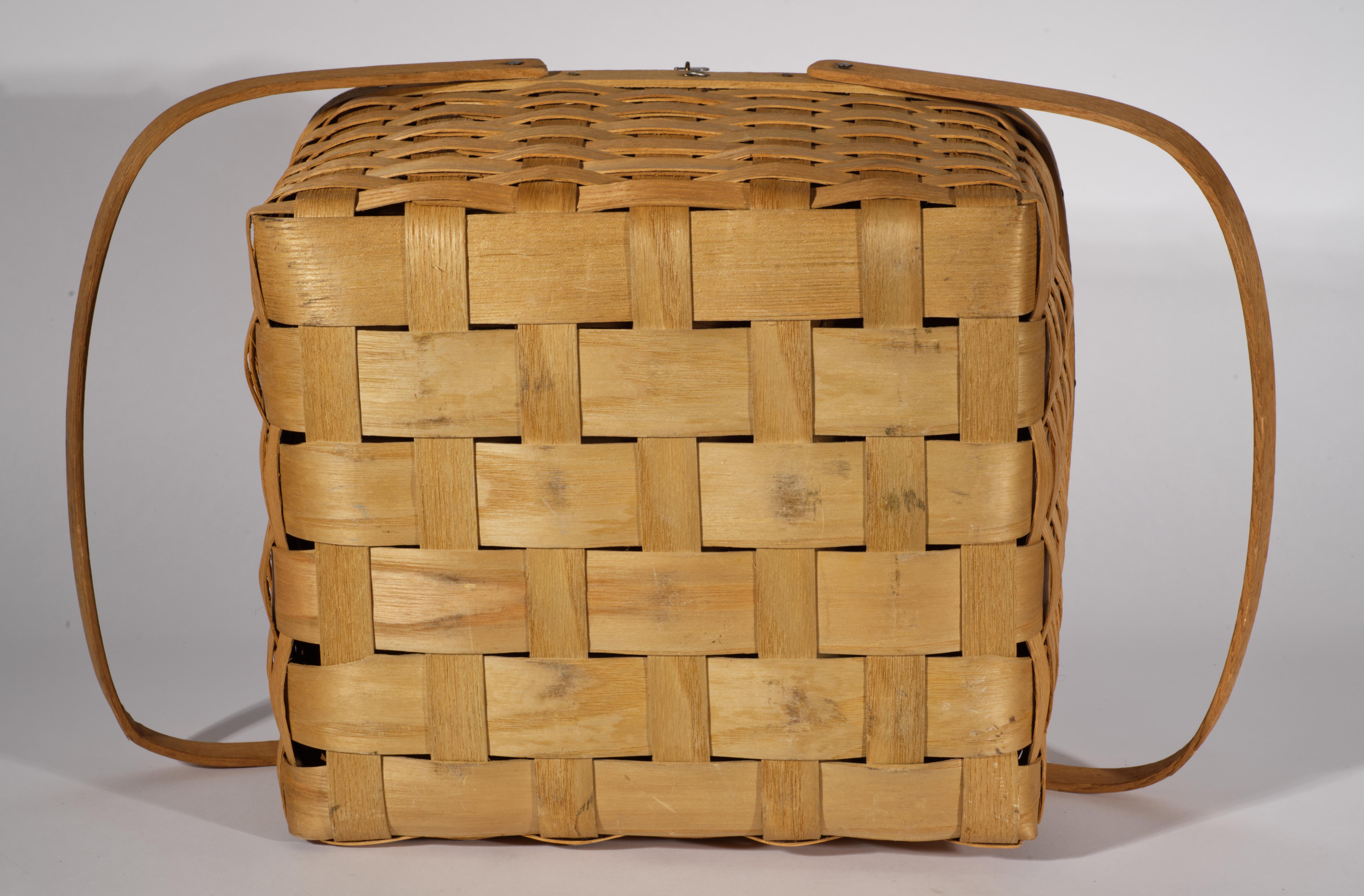 American Splint Wicker Pie Picnic Basket Hinged Lid & Handles, early 20th c. For Sale 4
