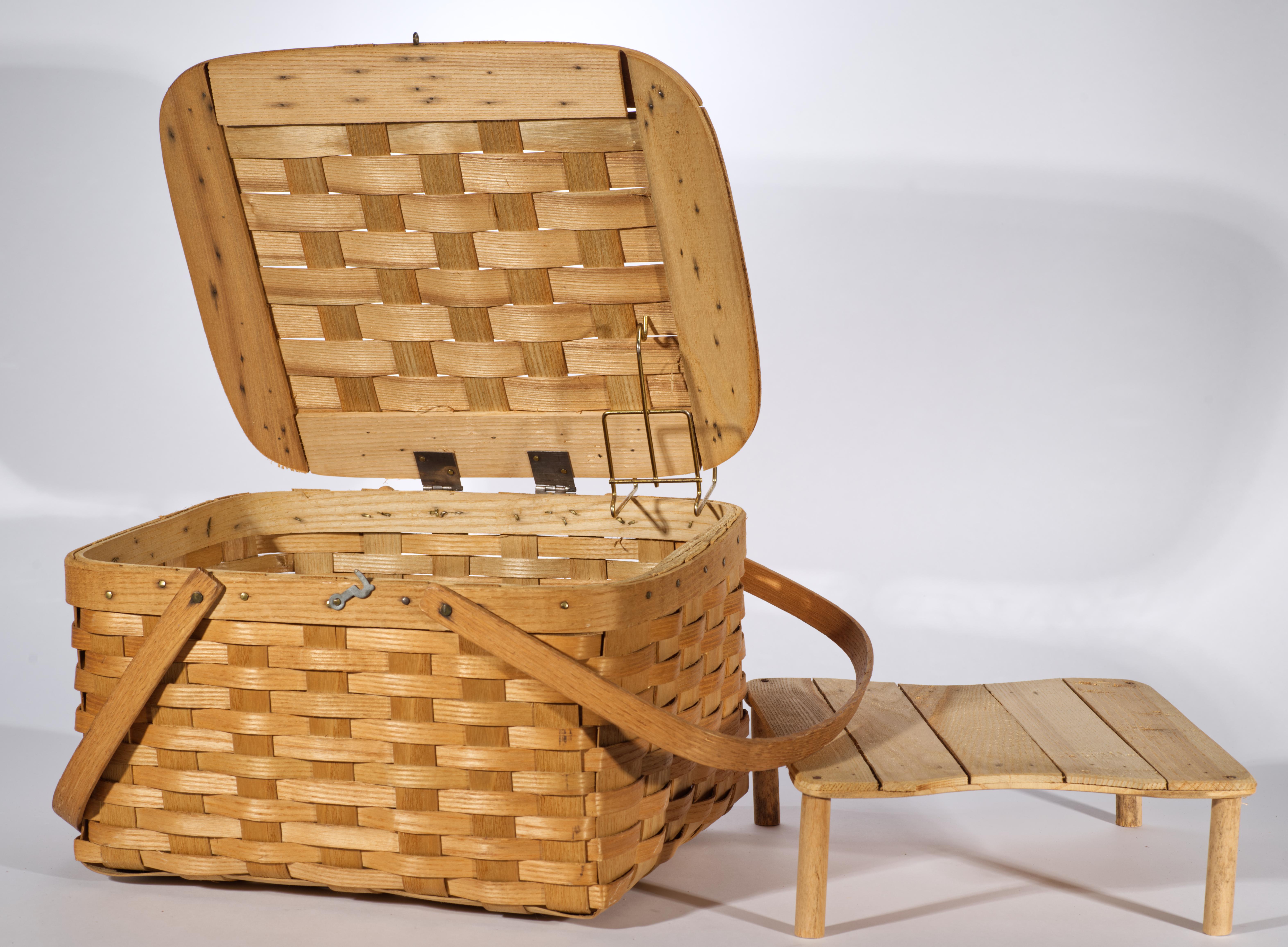 Hand-Crafted American Splint Wicker Pie Picnic Basket Hinged Lid & Handles, early 20th c. For Sale