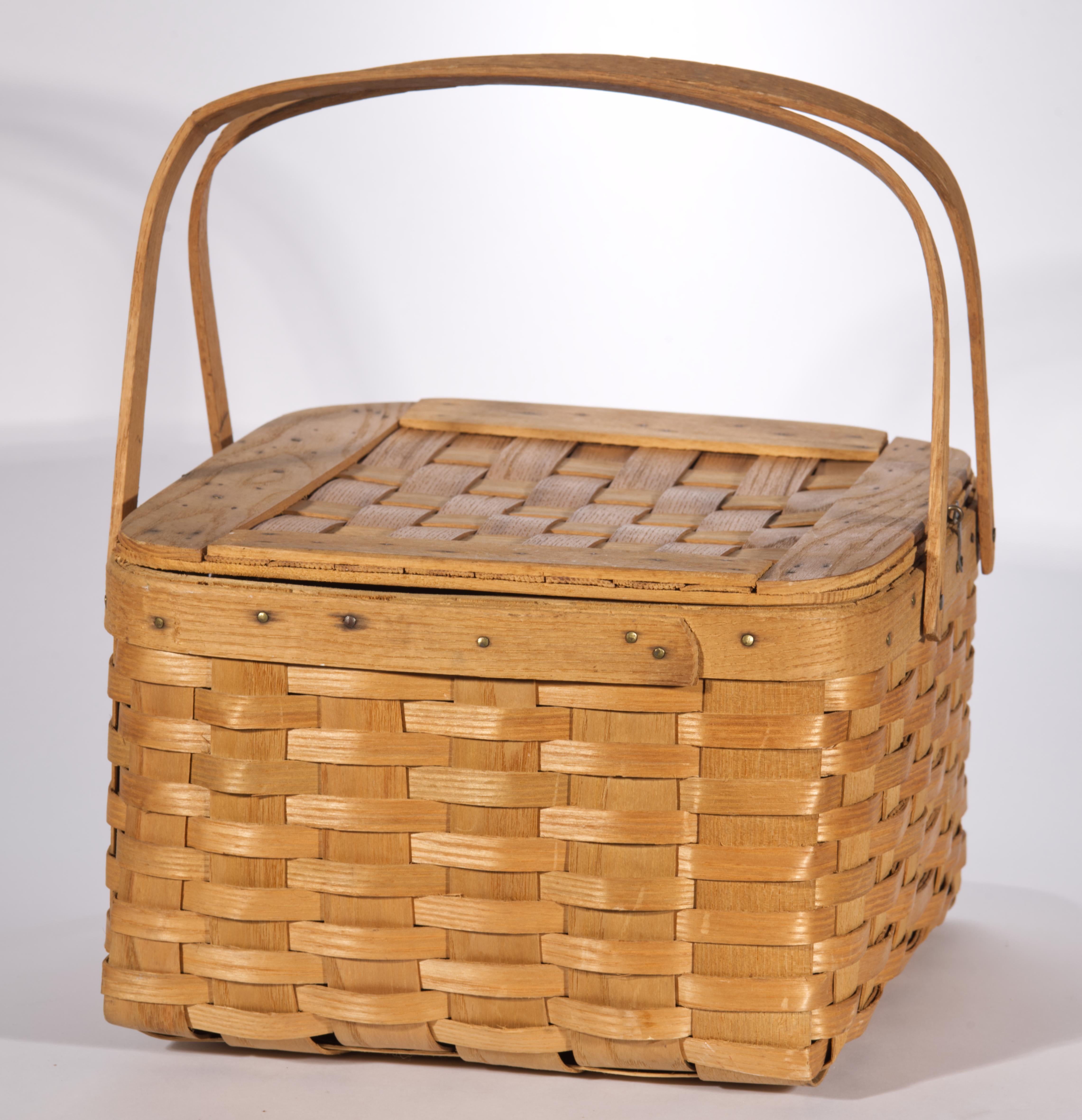American Splint Wicker Pie Picnic Basket Hinged Lid & Handles, early 20th c. In Good Condition For Sale In Clifton Springs, NY
