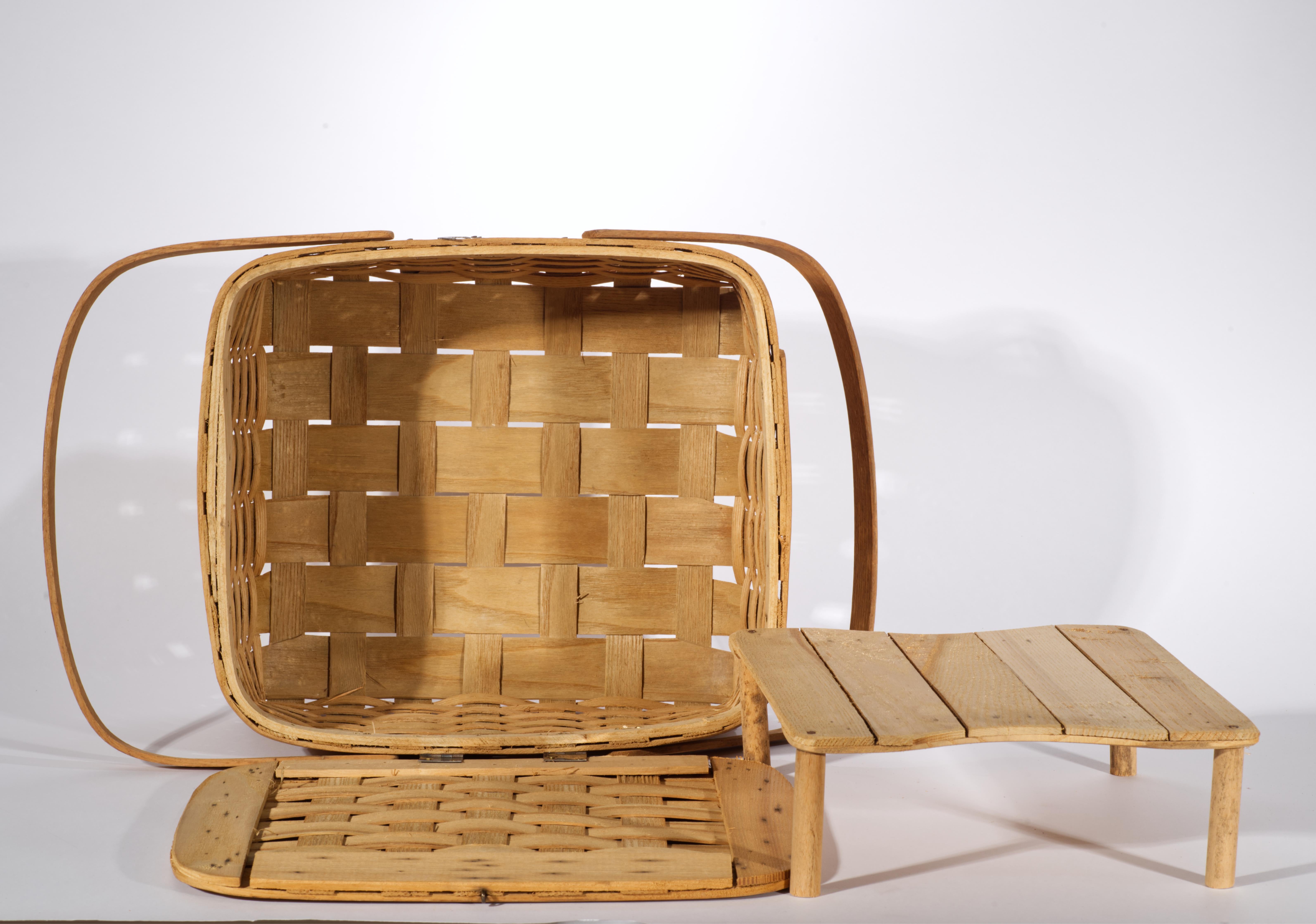 American Splint Wicker Pie Picnic Basket Hinged Lid & Handles, early 20th c. For Sale 1