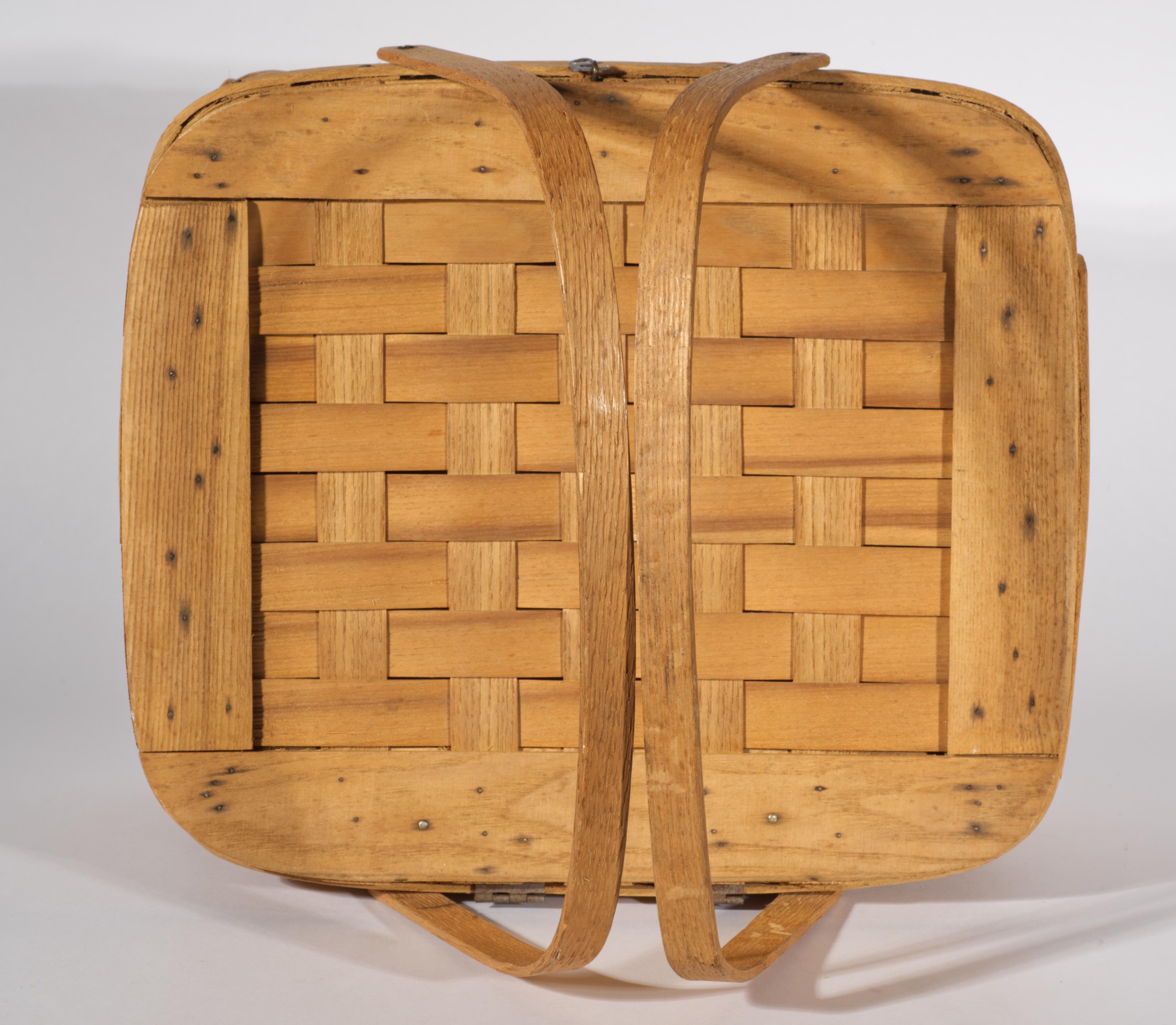 American Splint Wicker Pie Picnic Basket Hinged Lid & Handles, early 20th c. For Sale 2