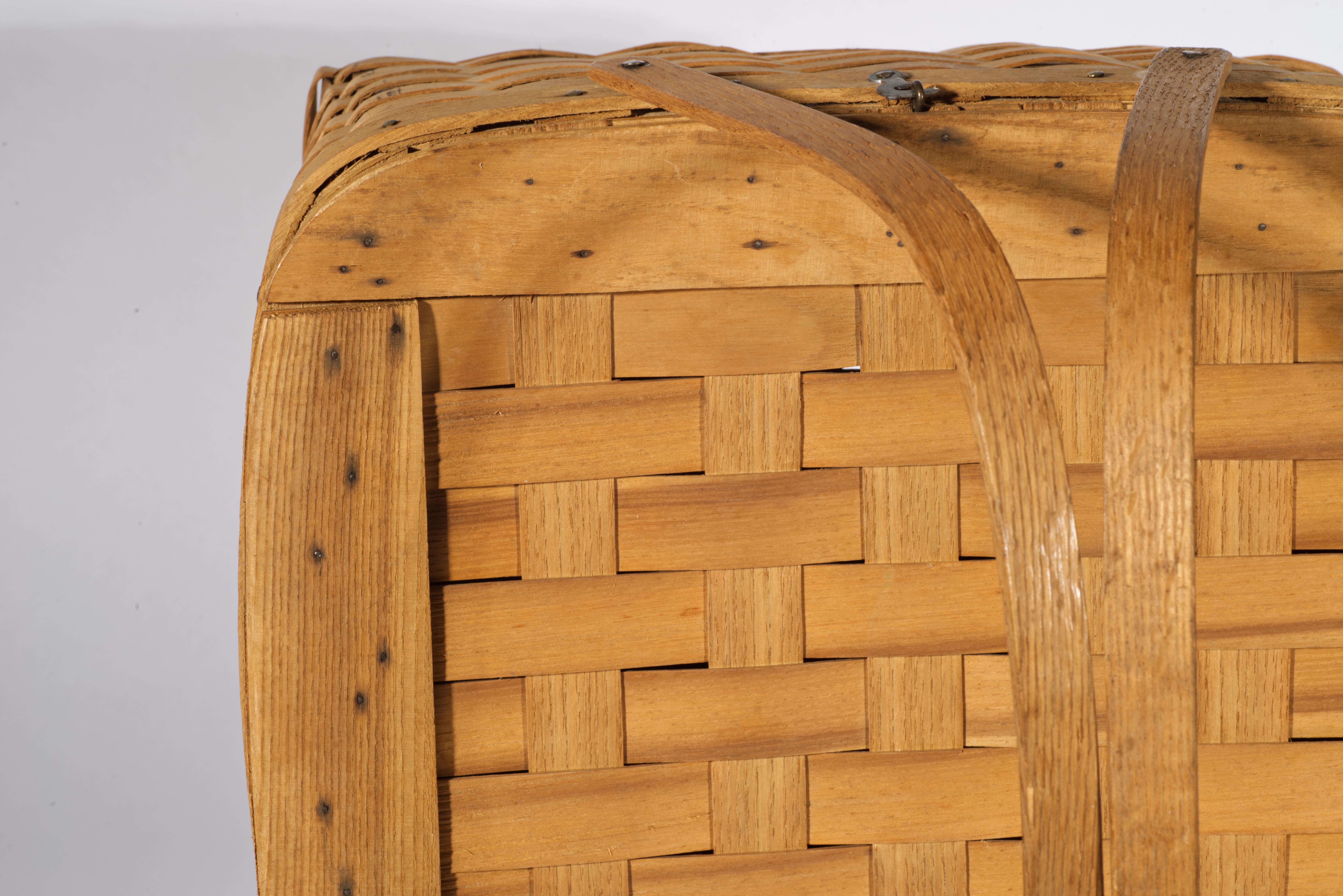 American Splint Wicker Pie Picnic Basket Hinged Lid & Handles, early 20th c. For Sale 3