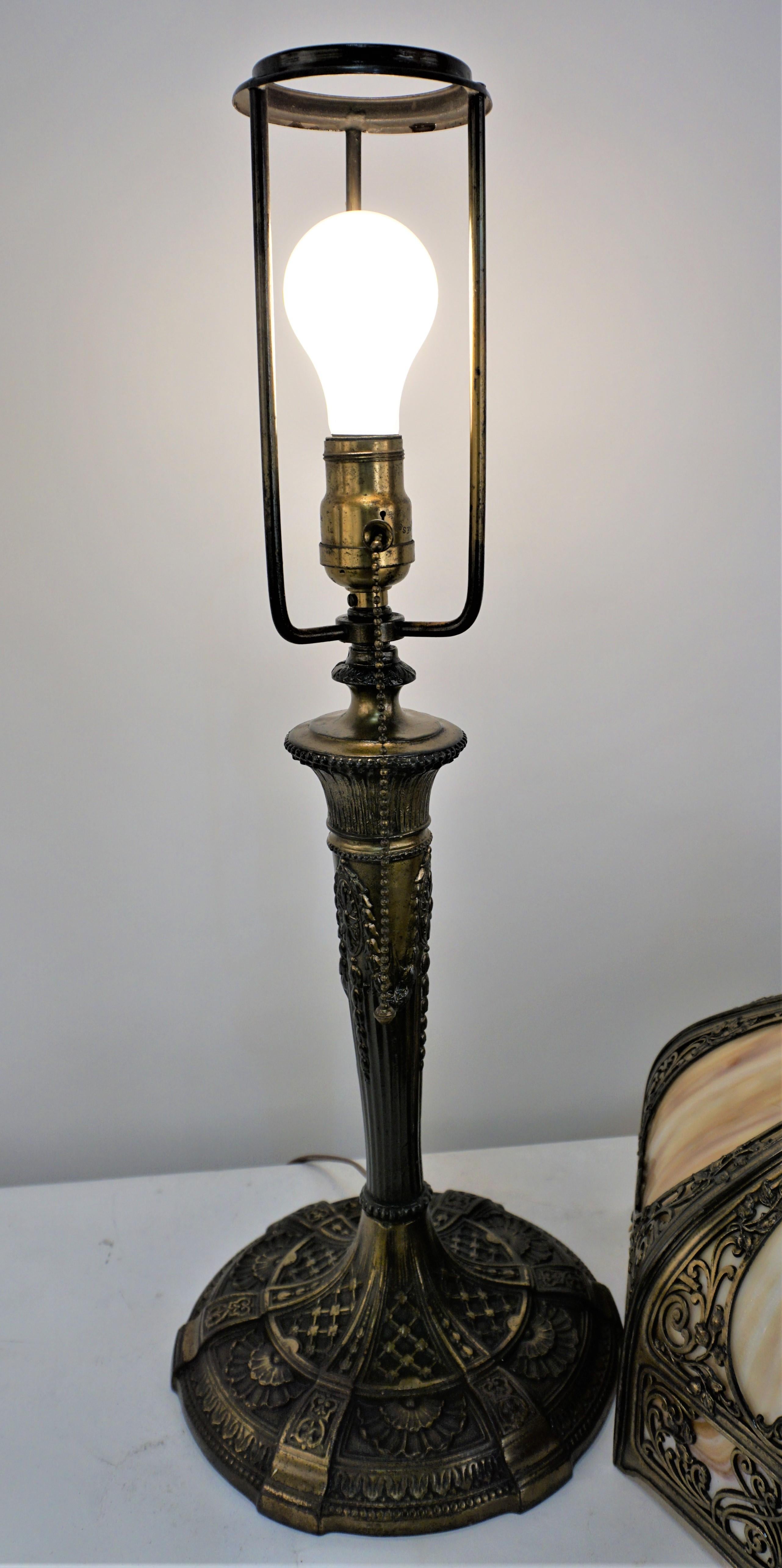 Amerikanische Glasmalerei 1920er Jahre Tischlampe (Metall) im Angebot