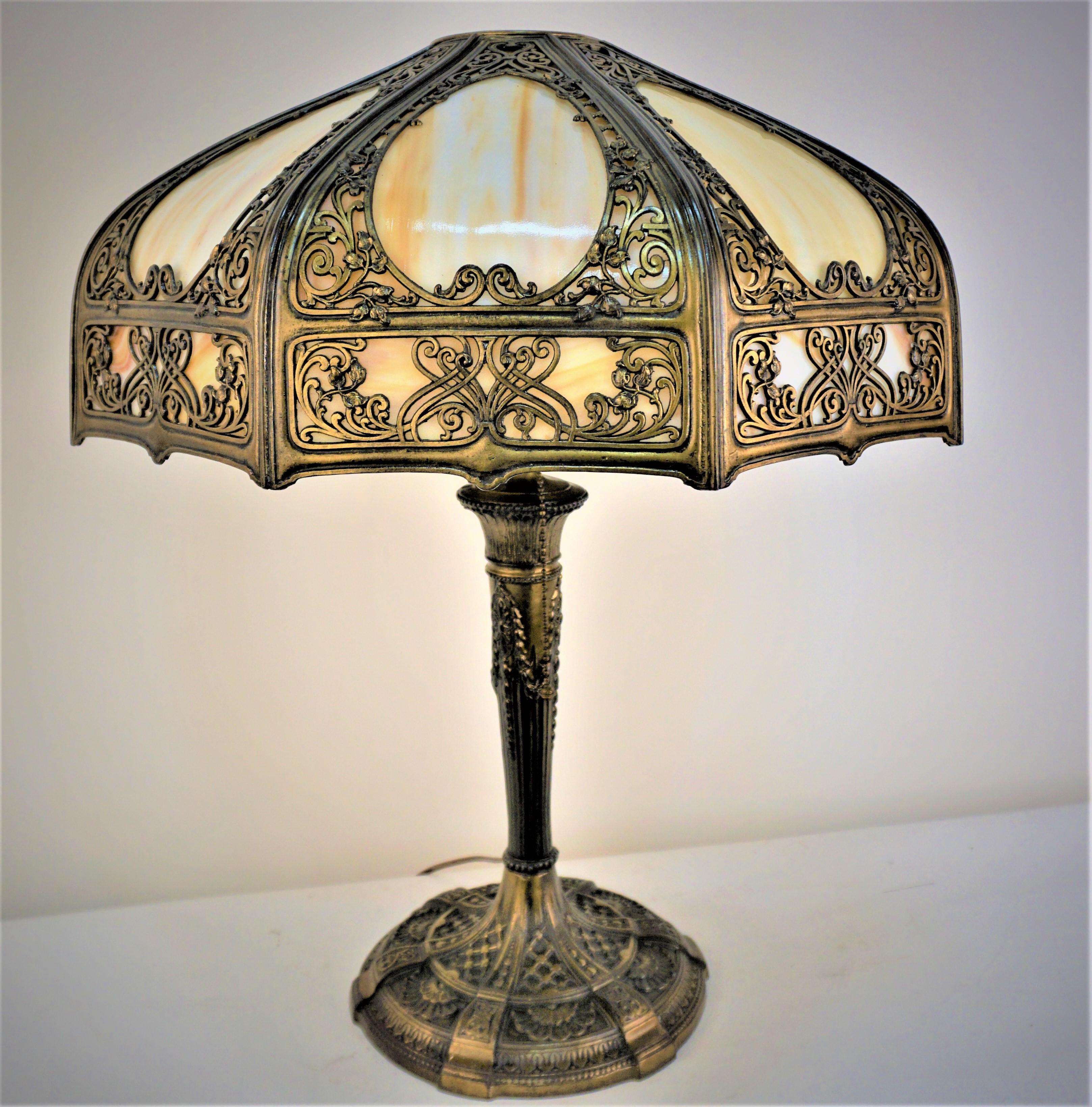 Amerikanische Glasmalerei 1920er Jahre Tischlampe im Angebot 1