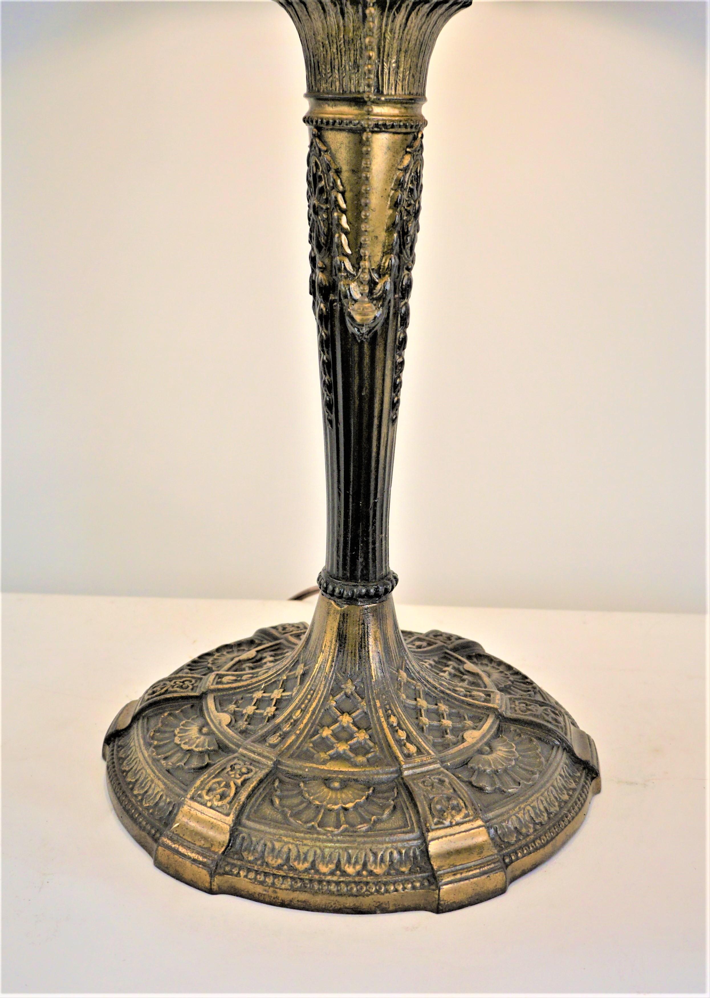 American Stained Glass 1920's Table Lamp For Sale 3