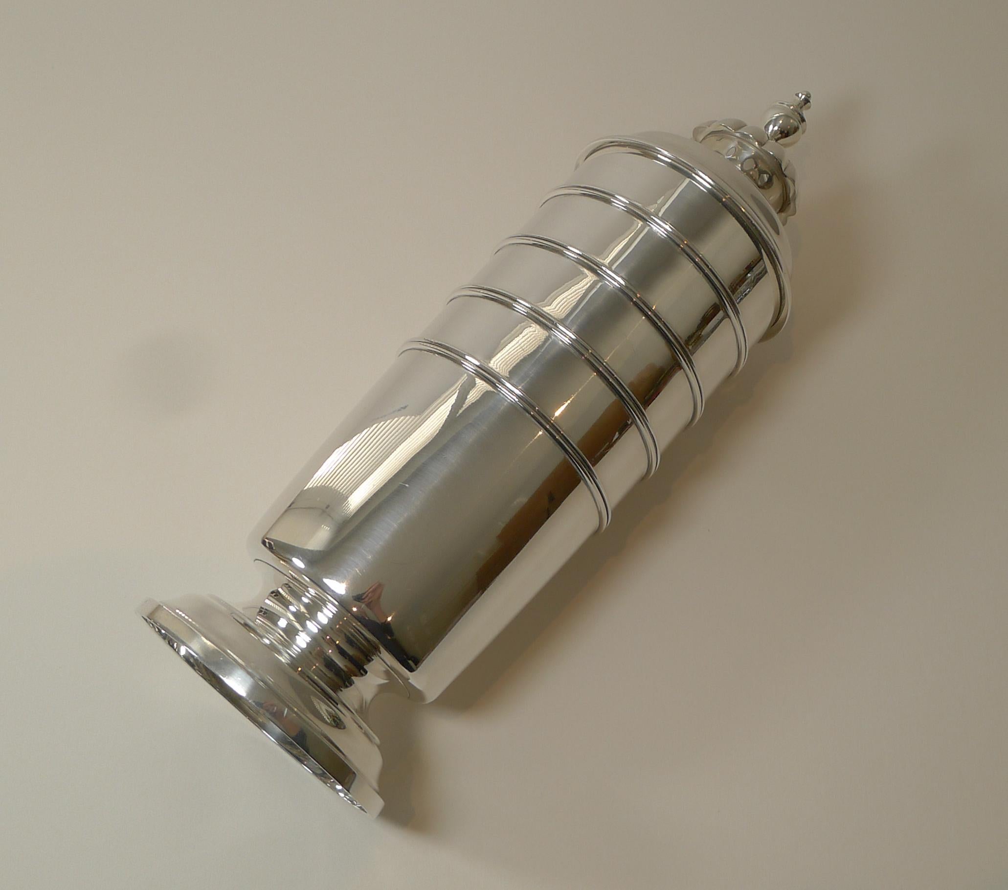 American Sterling Silver 3 Pint Cocktail Shaker c.1945 by Tuttle In Good Condition For Sale In Bath, GB