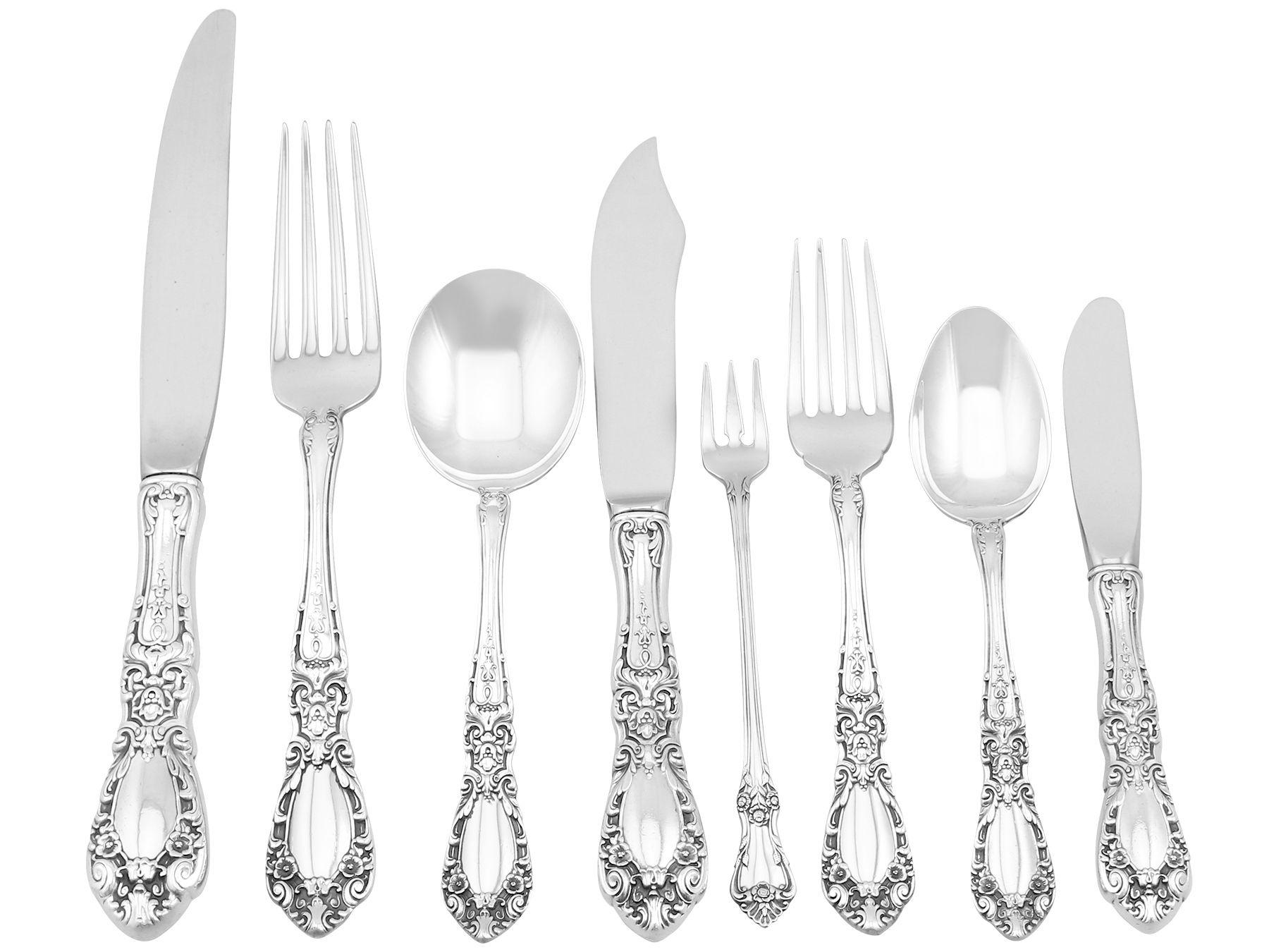 Un eccezionale, raffinato e impressionante servizio di posate dritte d'epoca in argento sterling americano per otto persone, nel modello Prince Eugene; un'aggiunta alla nostra collezione di posate

I pezzi di questo eccezionale set di posate