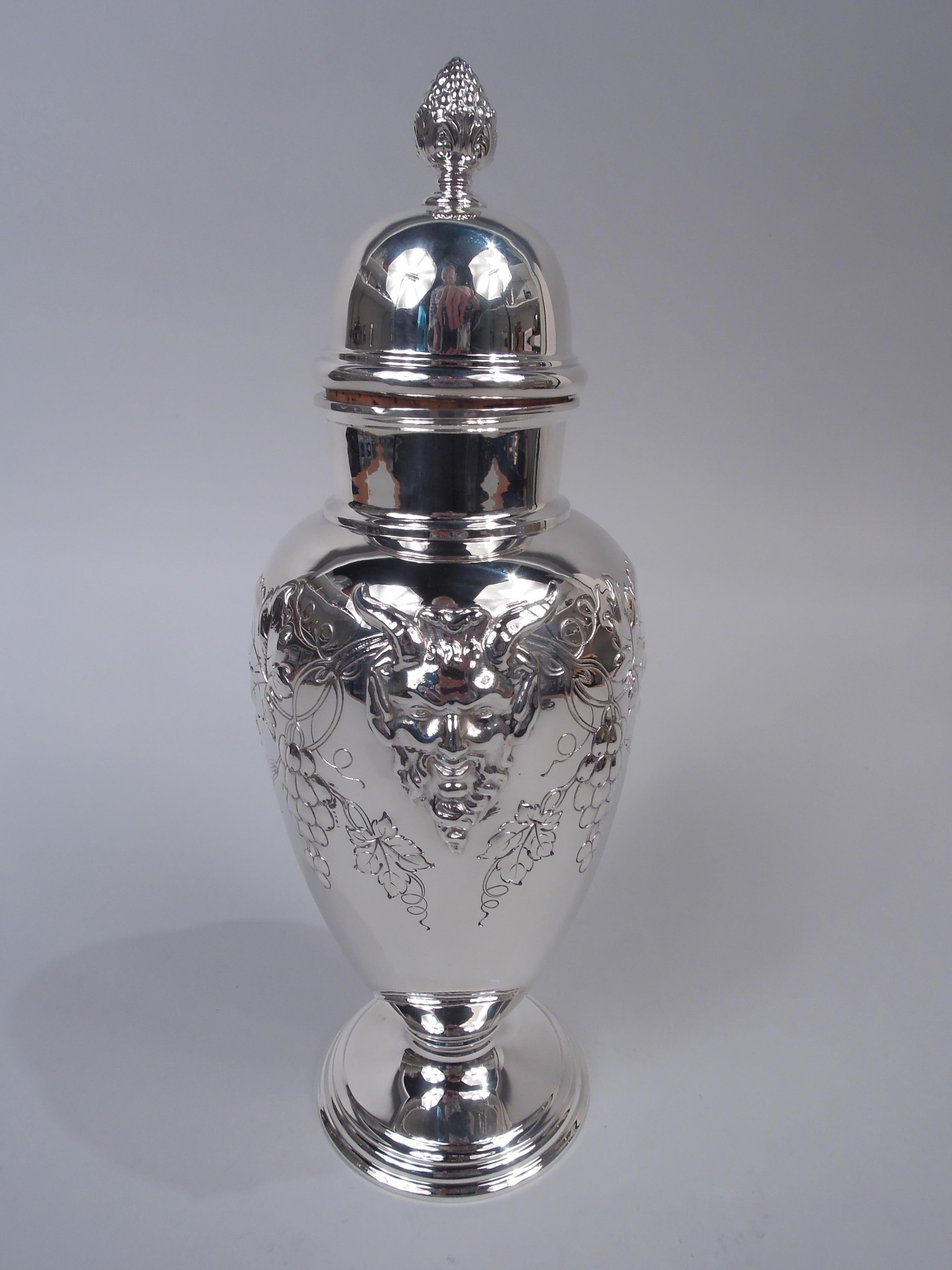 Ensemble de cocktail en argent sterling de l'époque édouardienne américaine comprenant un shaker et six coupes, vers 1910. Shakers : Bol ovoïde sur pied étagé ; passoire amovible dans le col court. Couvercle bombé avec fleuron en baies moulées et