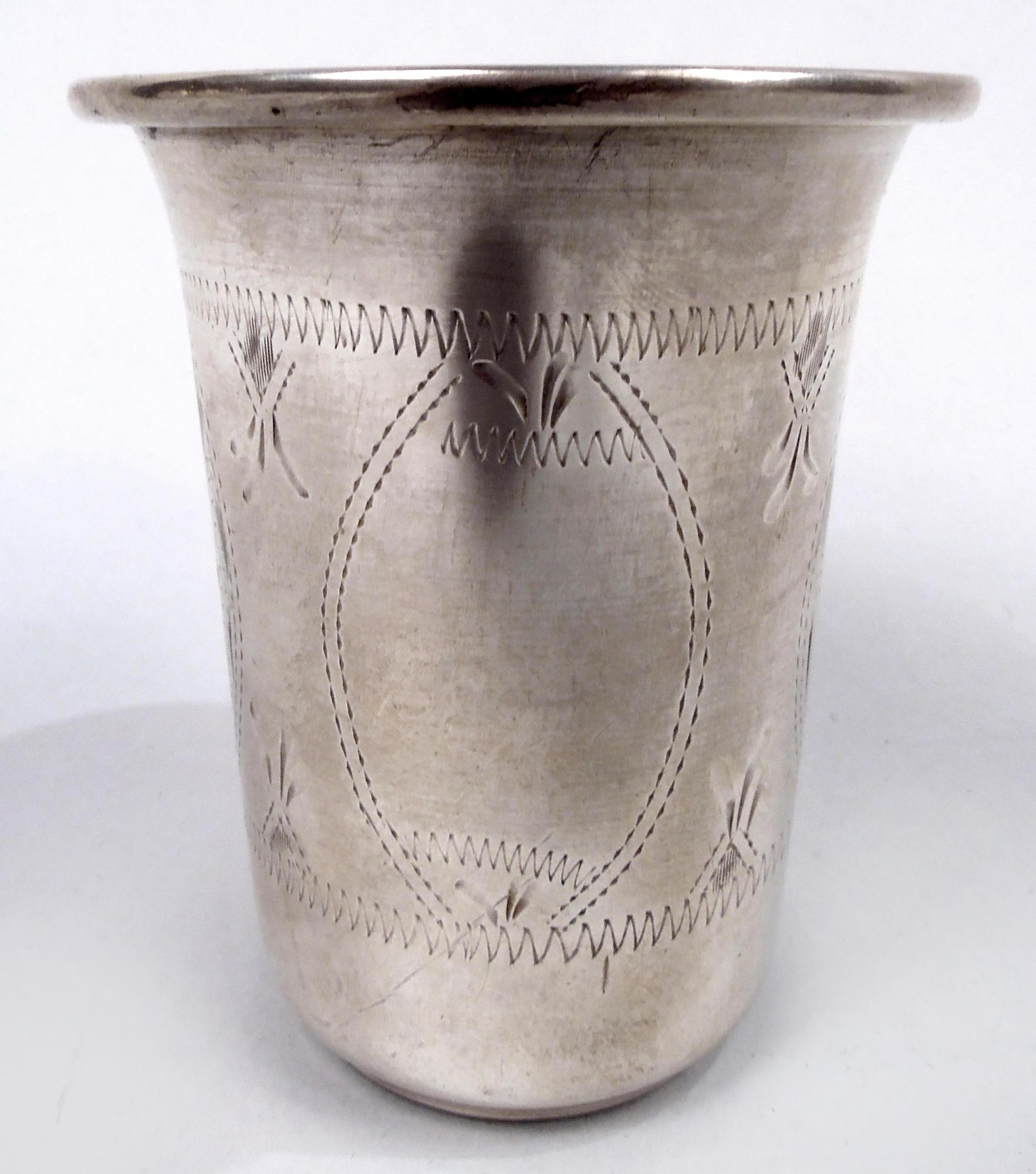 Coppa da vino americana in argento sterling, 1950 circa. Ciotola affusolata con bordo svasato e modanato e piede corto incassato. Ornamento inciso Naif Old-Country con quattro cornici ovoidali a punta di cui una con Stella di David, due con foglie