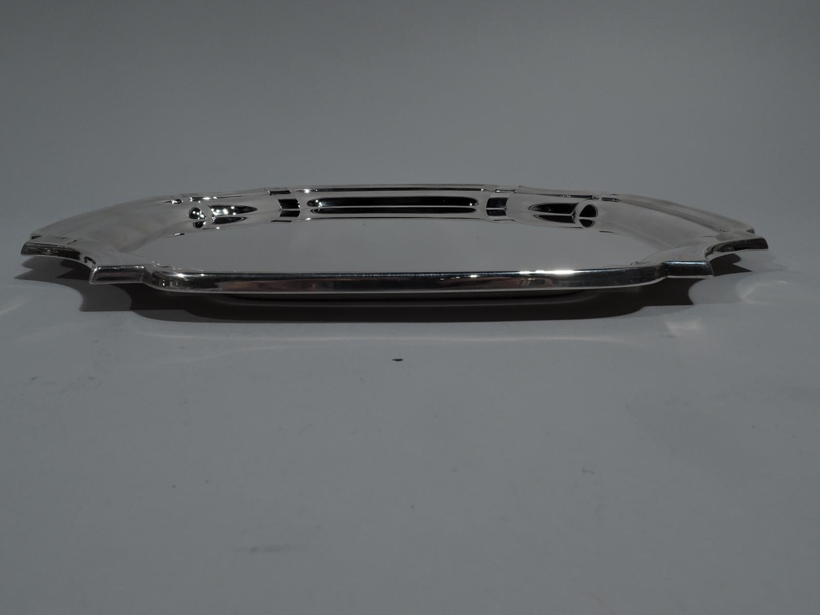 Georgian-style sterling silver tray. Made by Lunt in Greenfield, Mass. Four curved sides and curvilinear concave corners. Molded rim. A nice traditional serving piece. Fully marked and numbered S3S. Weight: 16 troy ounces.