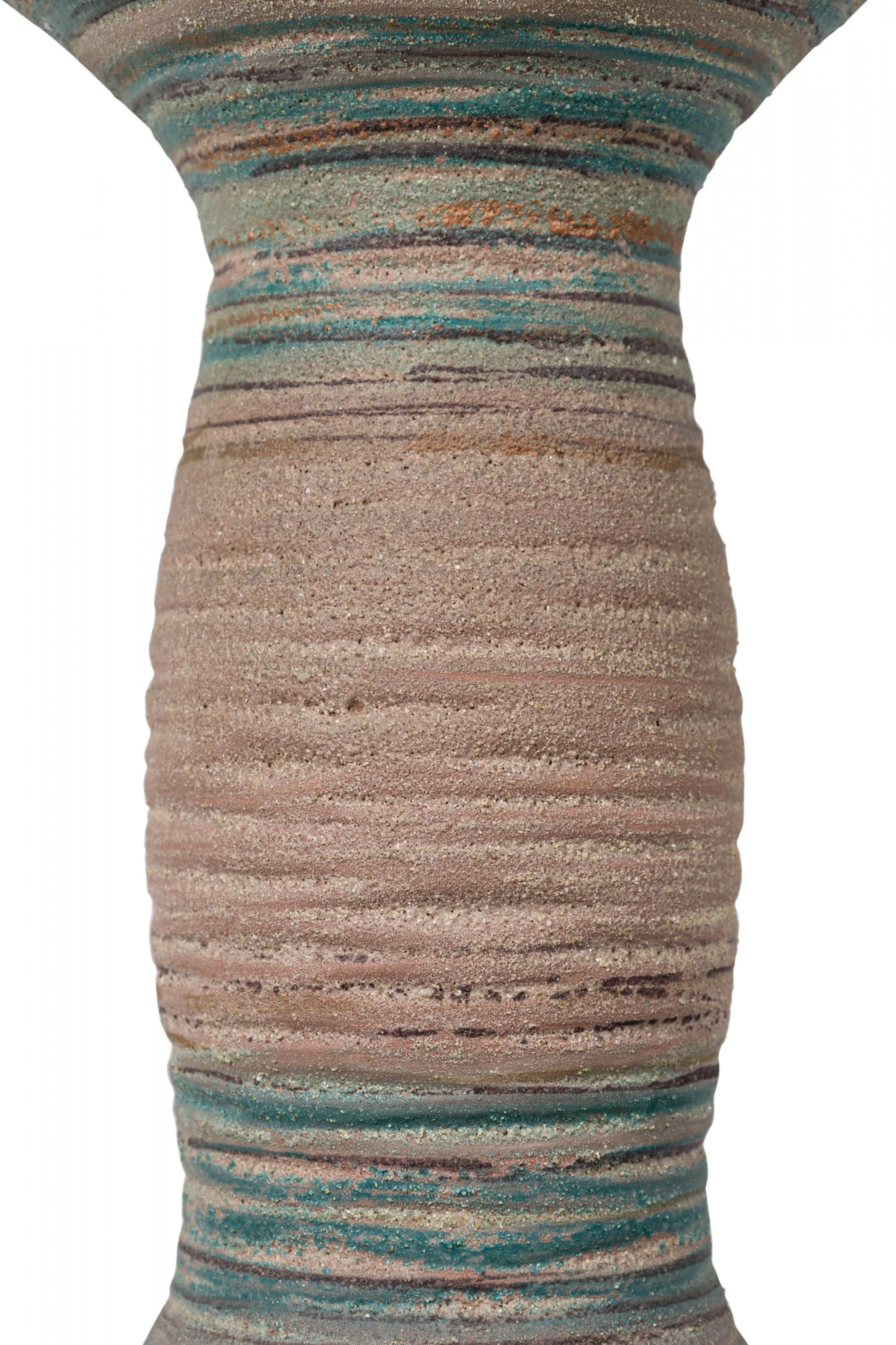 Amerikanische Steingut-Keramik-Tischlampe aus der Mitte des Jahrhunderts mit einem doppelt taillierten, ausgestellten Hals, der sich zu einem verlängerten Messingstiel verjüngt, einer Harfe und einer funktionierenden Lichtschalterfassung, gekrönt