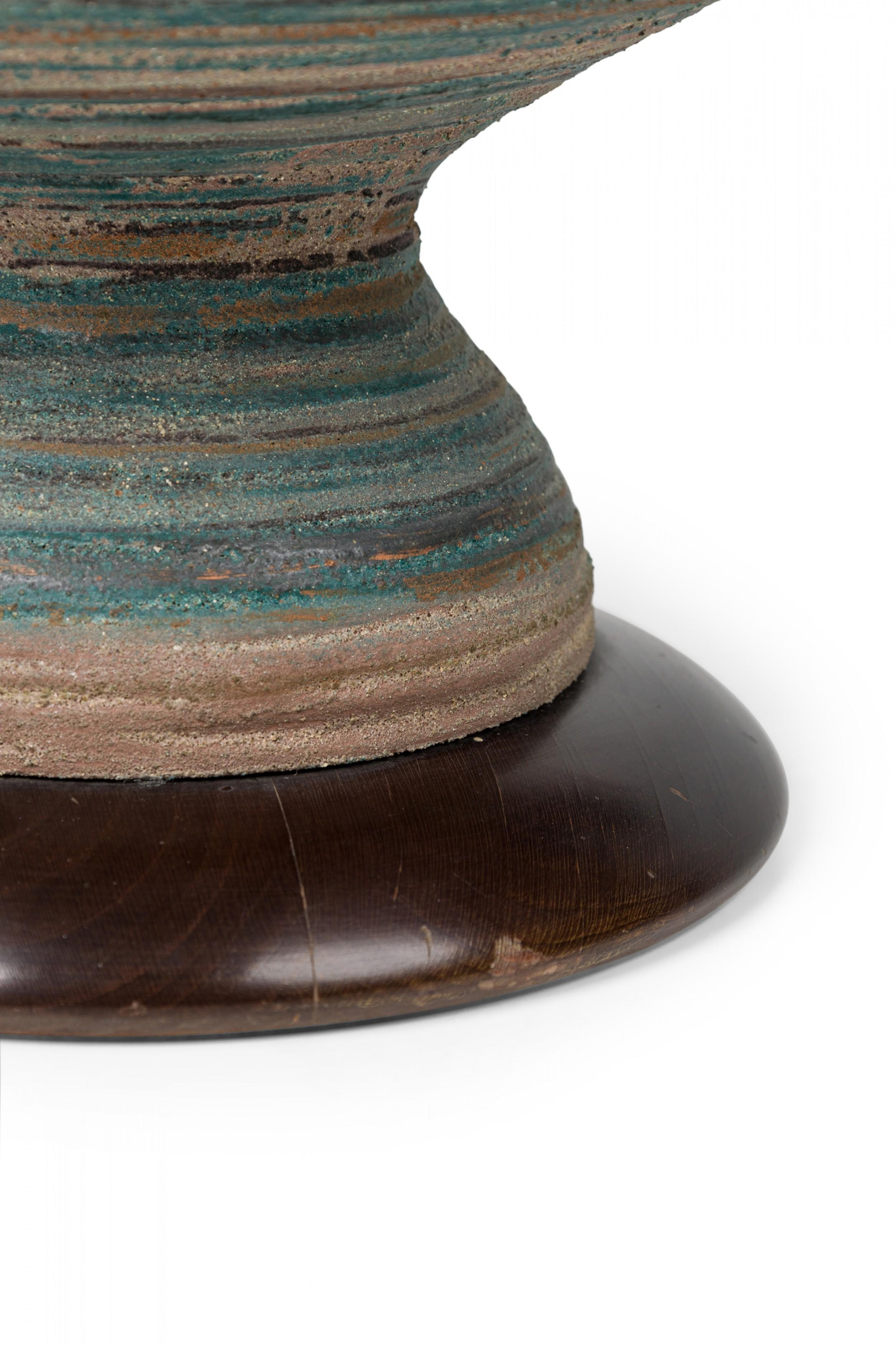 Amerikanische Steingut-Keramik-Tischlampe mit großem Spindel und blauer, matter Glasur im Angebot 1