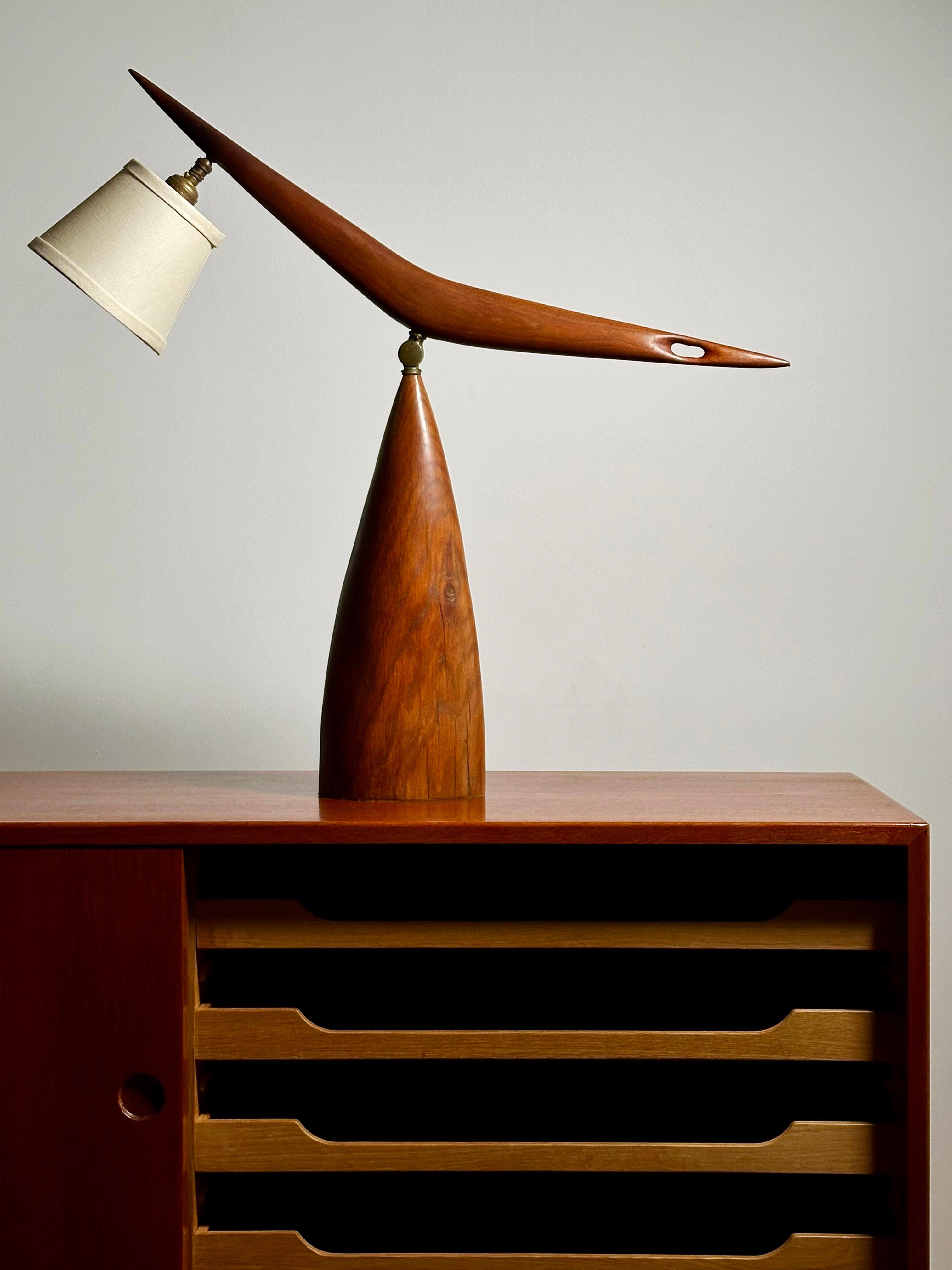 Amerikanische Studio-Tischlampe mit Gelenk und Fulcrum aus Nussbaumholz, 1960er Jahre (20. Jahrhundert) im Angebot